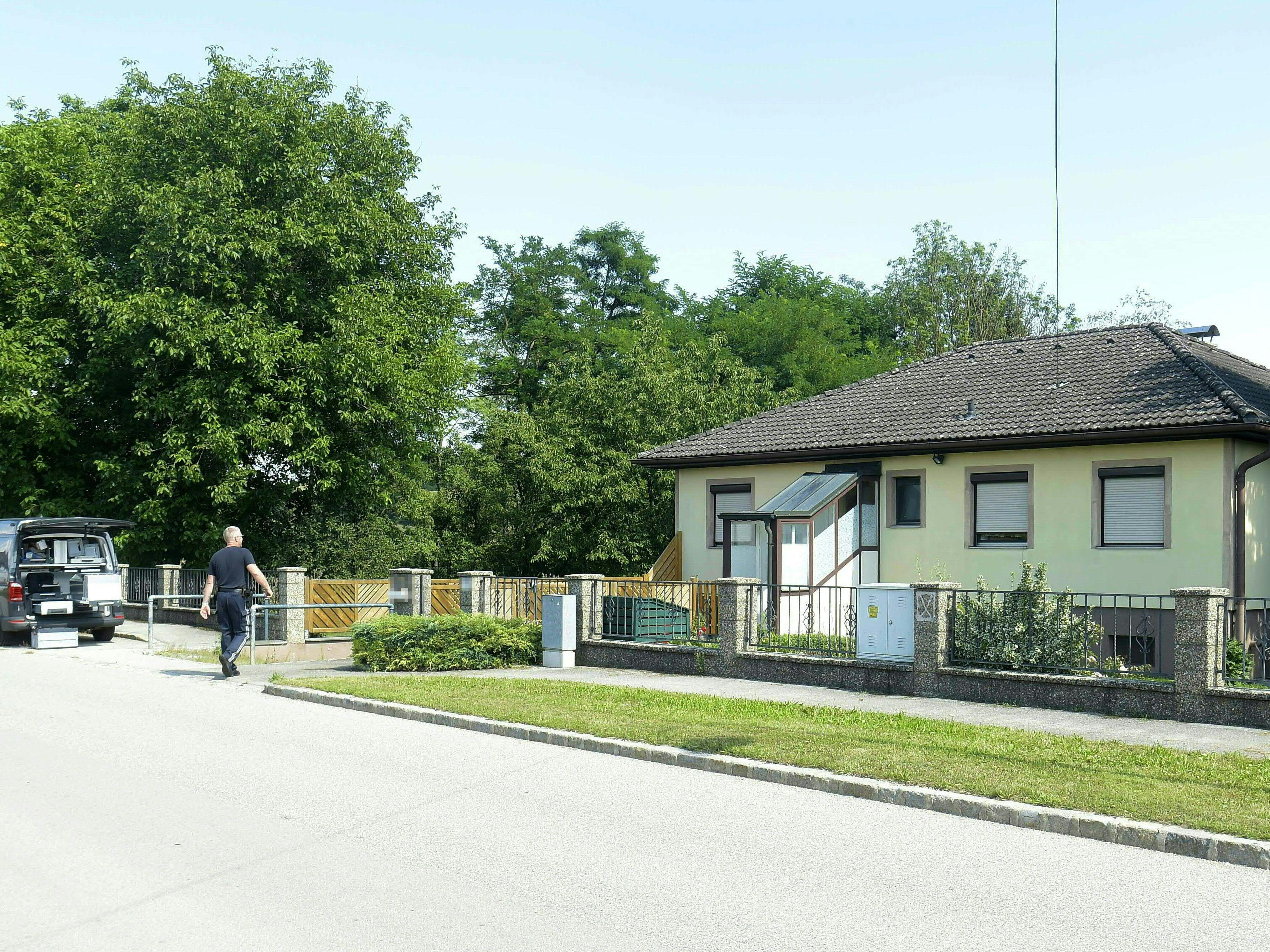 Ein betagtes Paar wurde leblos in einem Wohnhaus in Ernstbrunn aufgefunden. Ein betagtes Paar wurde leblos in einem Wohnhaus in Ernstbrunn aufgefunden.
