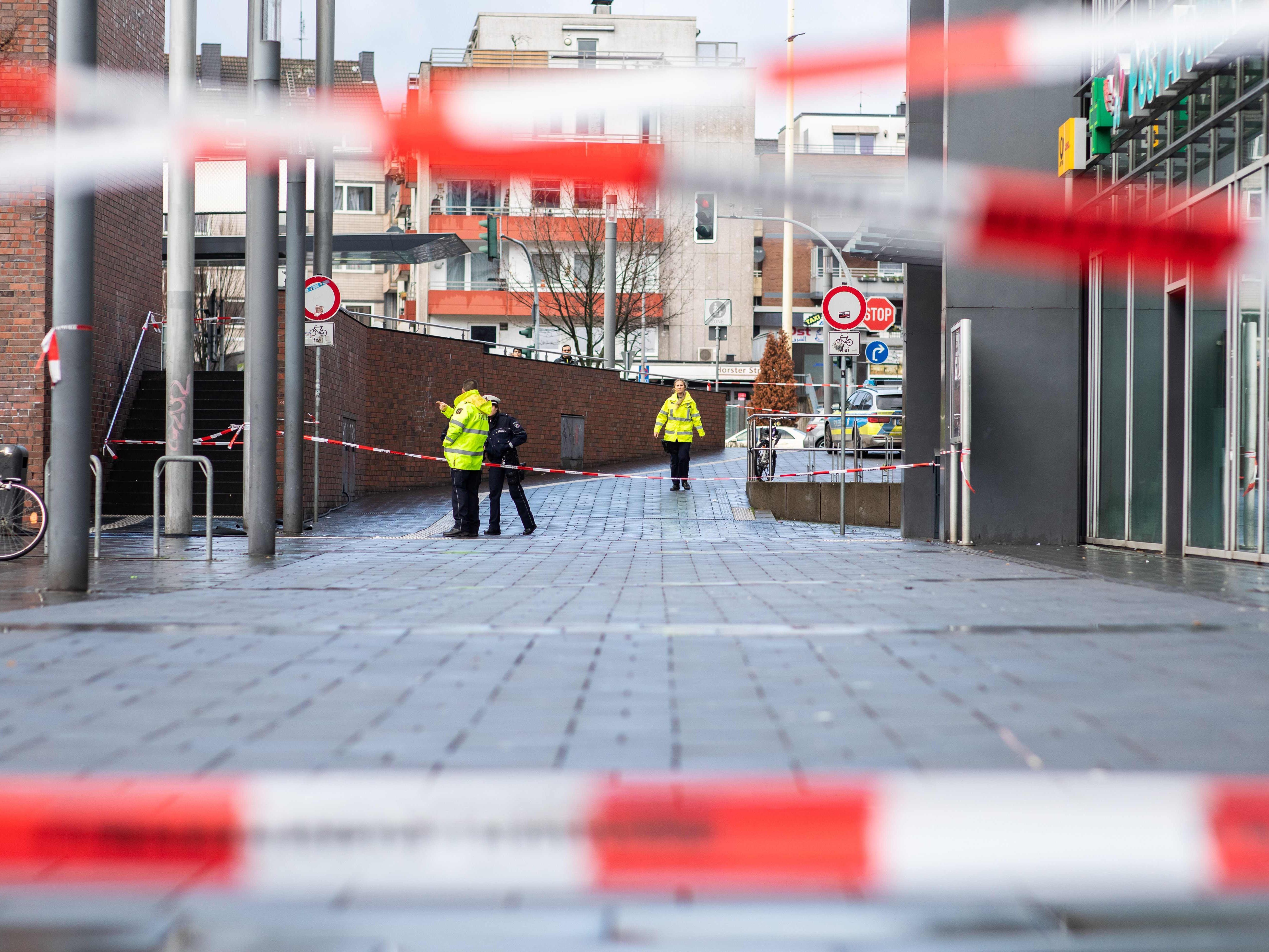 Der Junge wurde gegen eine Bushaltestelle geschleudert.