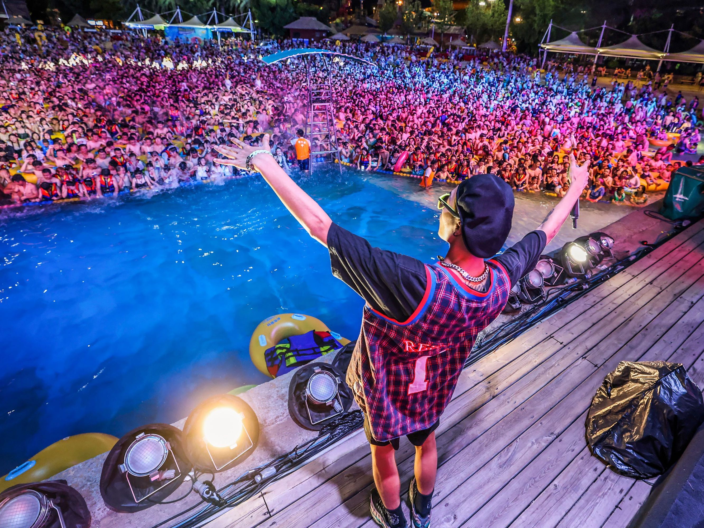 Riesen-Pool-Party ohne Abstand in Wuhan in der chinesischen Provinz Hubei.