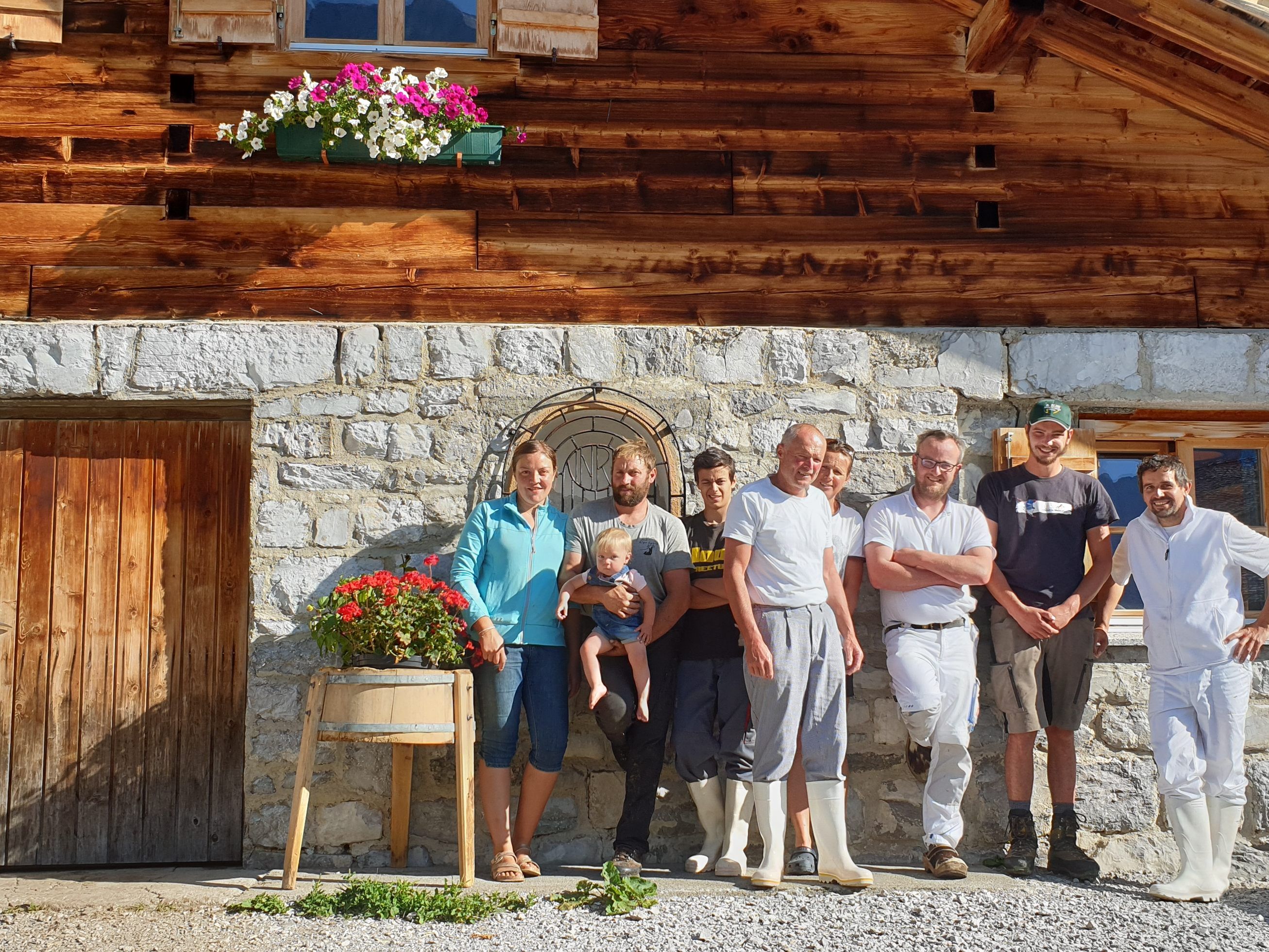 Die Alp-Familie lässt es sich trotz viel Arbeit gut gehen