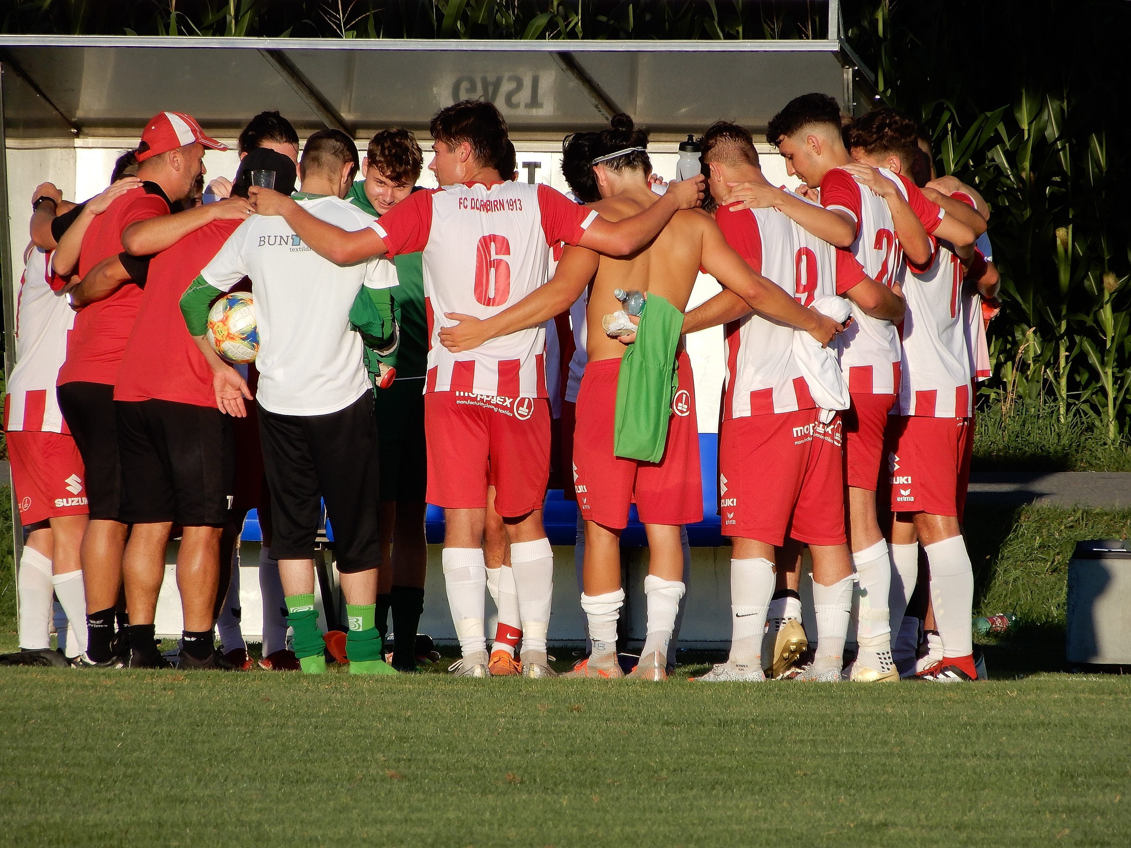 Nach dem Traumstart in die Meisterschaft zeigten die FC Dornbirn Juniors Zusammenhalt in Sachen Jubeln & Freude. Nach dem Traumstart in die Meisterschaft zeigten die FC Dornbirn Juniors Zusammenhalt in Sachen Jubeln & Freude.