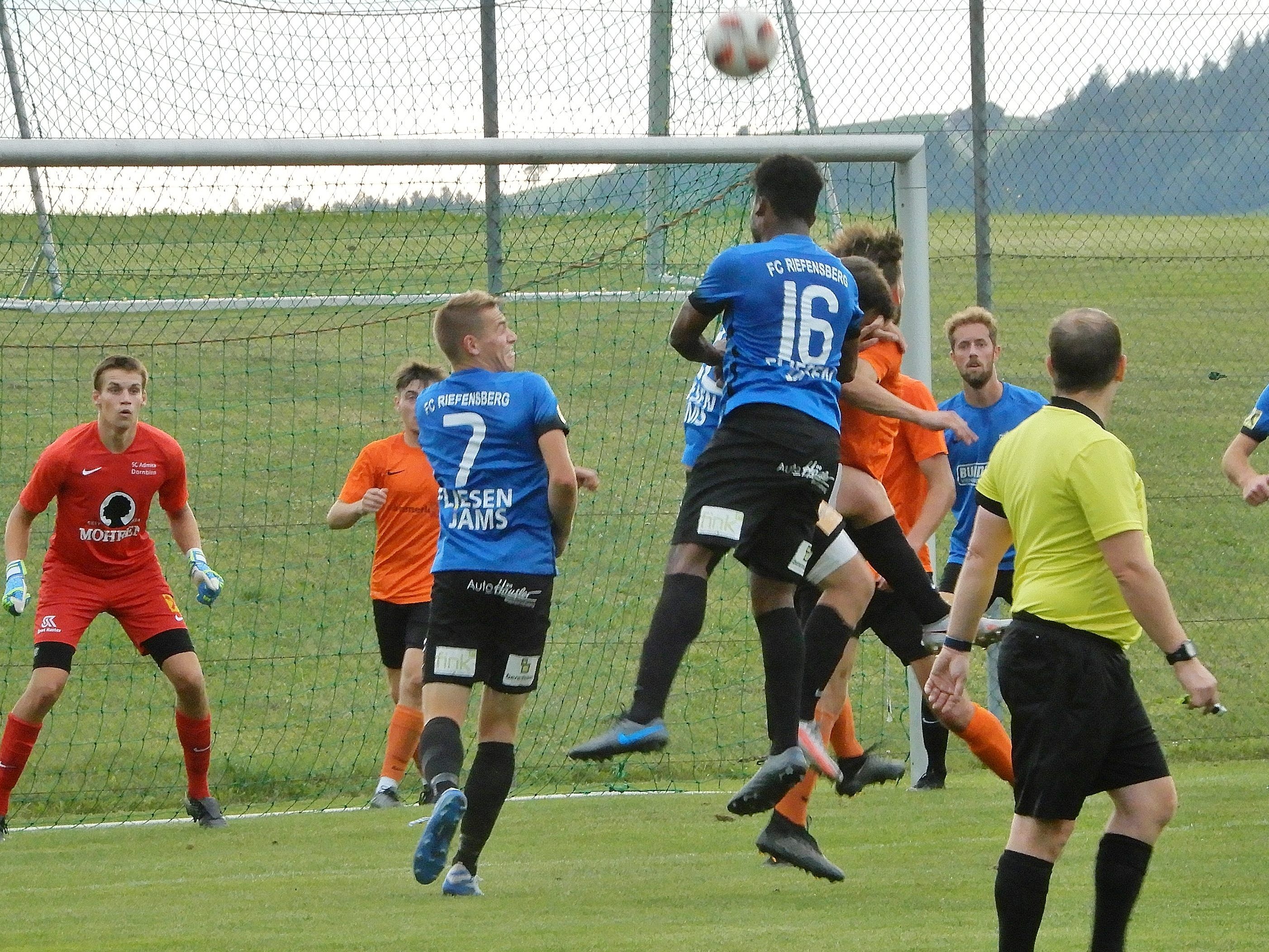 Die Riefensberger erwiesen sich als äußerst harte Nuss und warfen den Leader der Vorarlberg-Liga aus dem VFV-Cup. Die Riefensberger erwiesen sich als äußerst harte Nuss und warfen den Leader der Vorarlberg-Liga aus dem VFV-Cup.