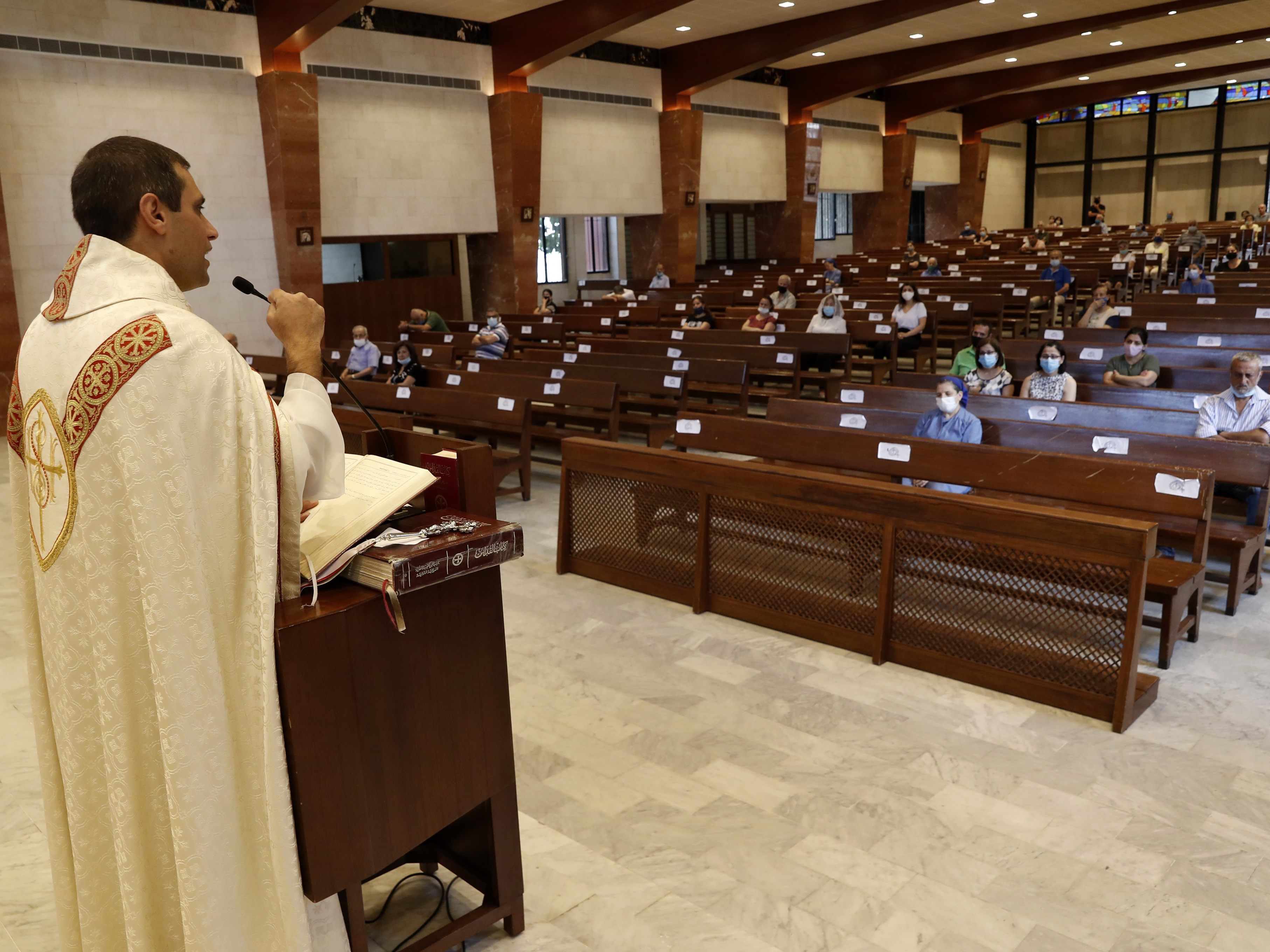 In der Saint Maron-Baouchrieh-Kirche wurden die Folgen der Druckwelle von einer Überwachungskamera festgehalten. In der Saint Maron-Baouchrieh-Kirche wurden die Folgen der Druckwelle von einer Überwachungskamera festgehalten.