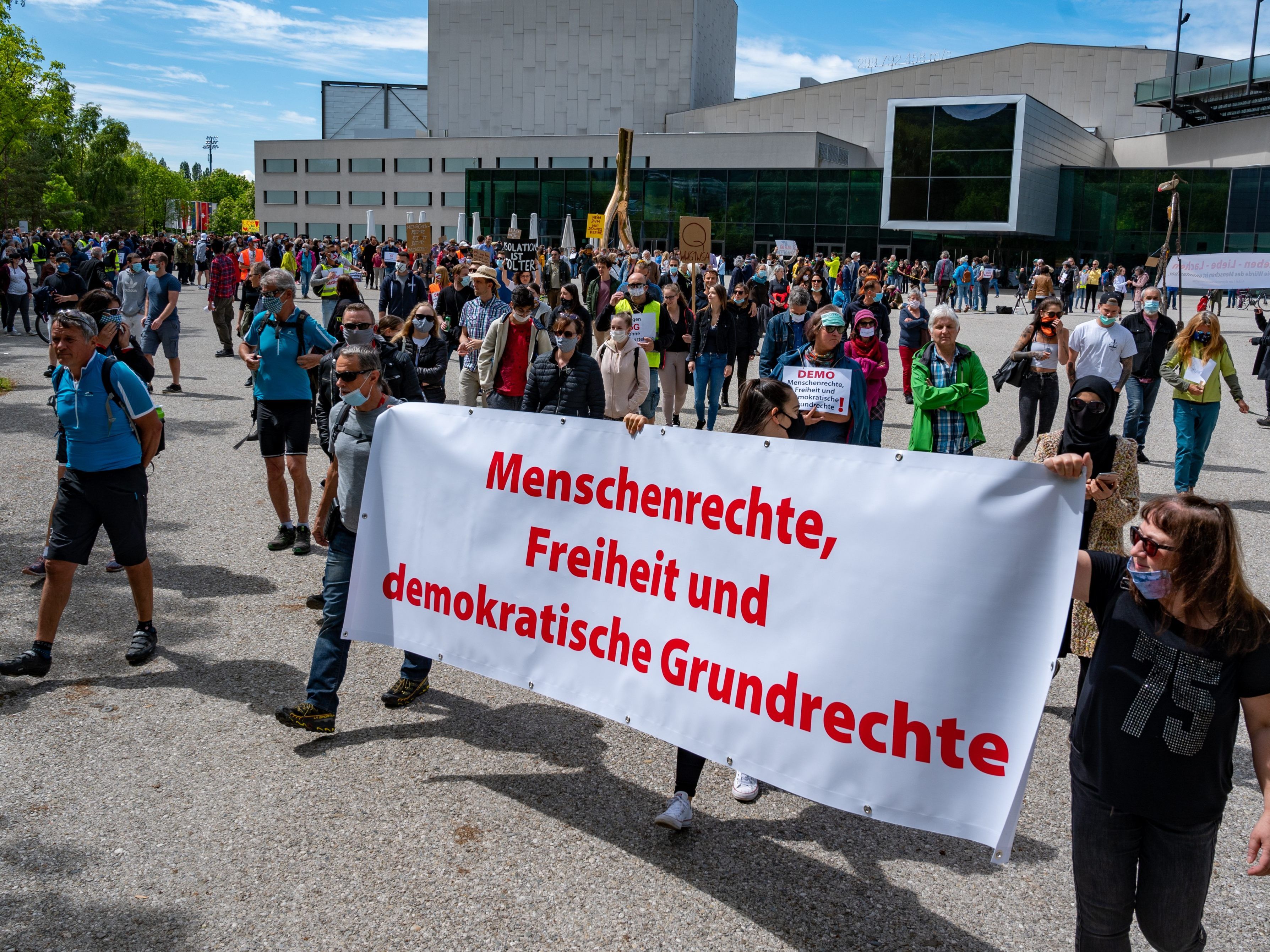 Am 3. Mai wurde in Bregenz eine Demo gegen die Corona-Maßnahmen abgehalten. Am 3. Mai wurde in Bregenz eine Demo gegen die Corona-Maßnahmen abgehalten.