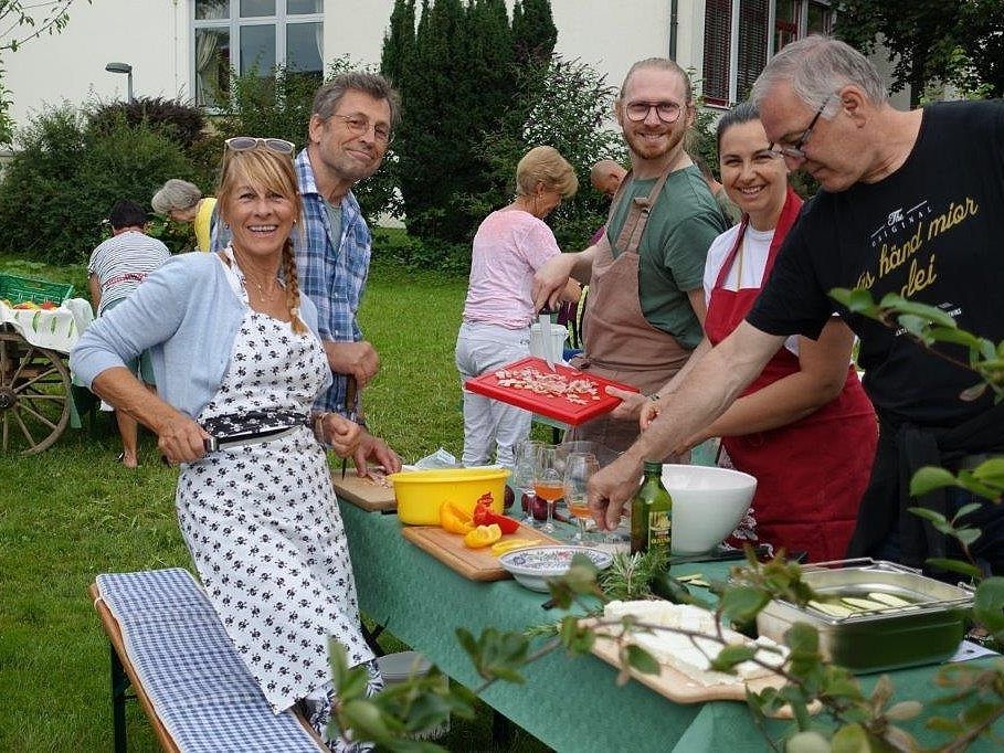 Die Grillkursbesucher hatten eine Menge Spaß beim Vorbereiten der Speisen.