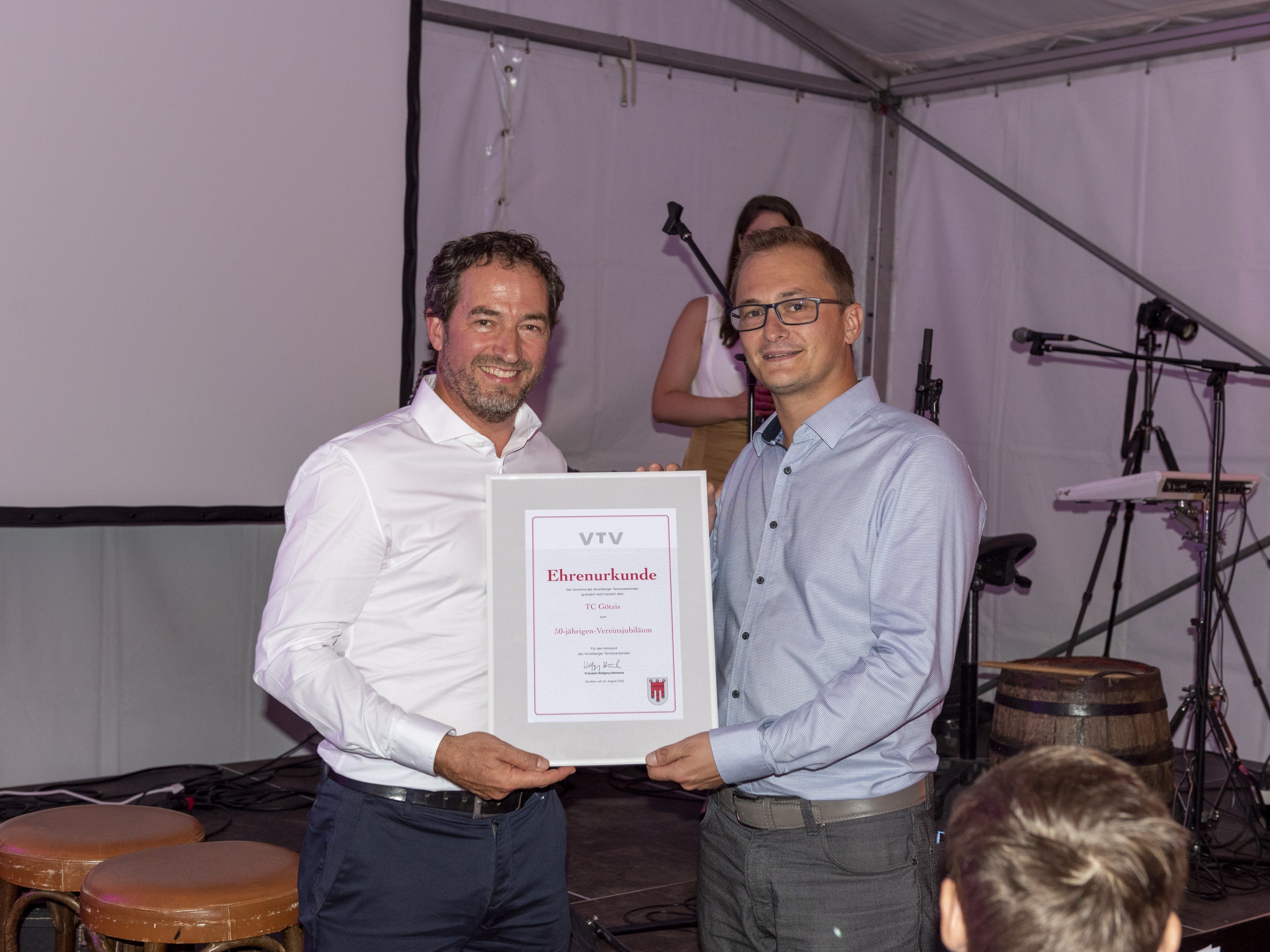 VTV Präsident Wolfgang Hämmerle übergab eine Urkunde an TC Götzis Obmann Bernhard Bösch VTV Präsident Wolfgang Hämmerle übergab eine Urkunde an TC Götzis Obmann Bernhard Bösch