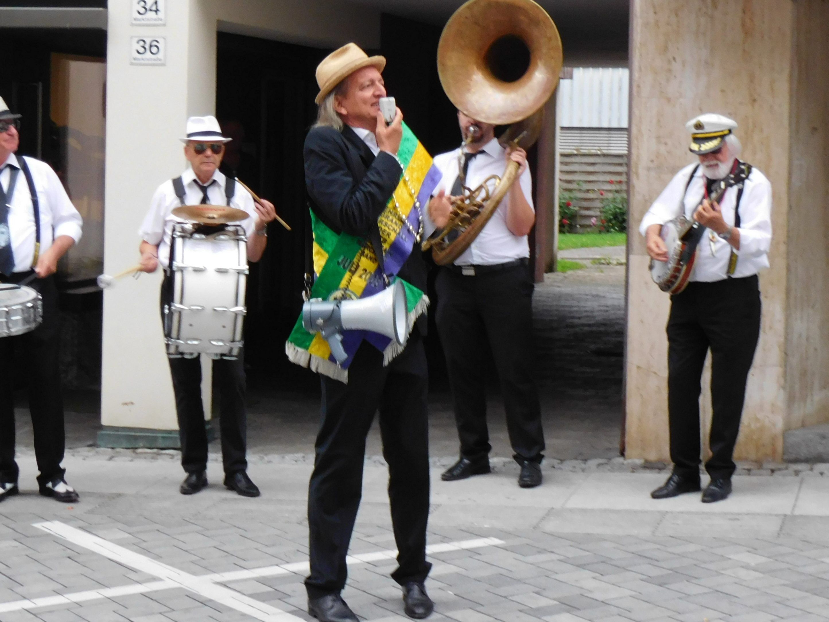 Die STB Dixie Train Marching Band mit Markus Linder sorgte für New-Orleans Stimmung in der Emser Innenstadt