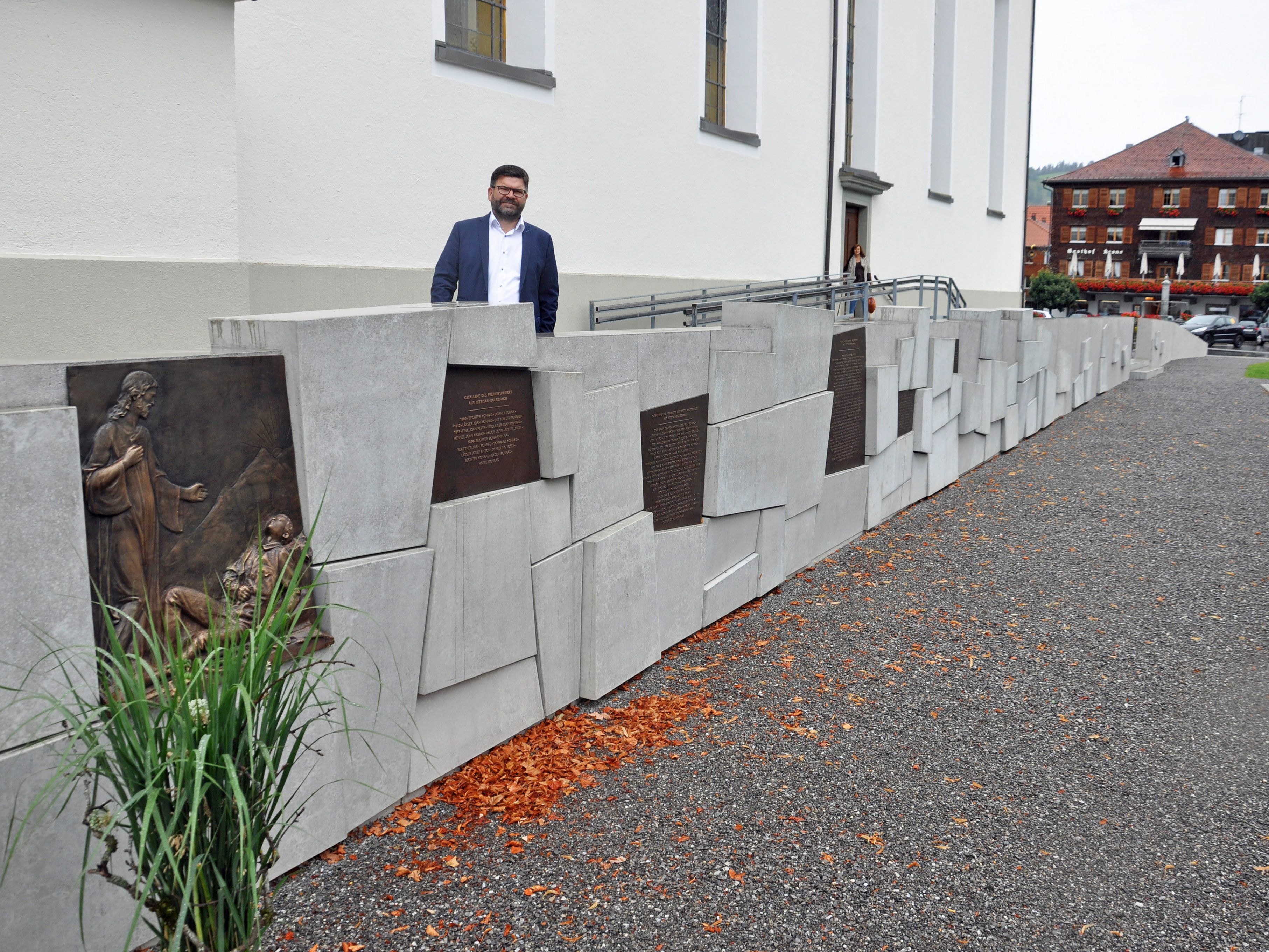 Mit dem Denk.Mal wurde der Bereich östlich der Kirche als Pendant zum belebten Dorfplatz als ruhige parkähnliche Anlage gestaltet.