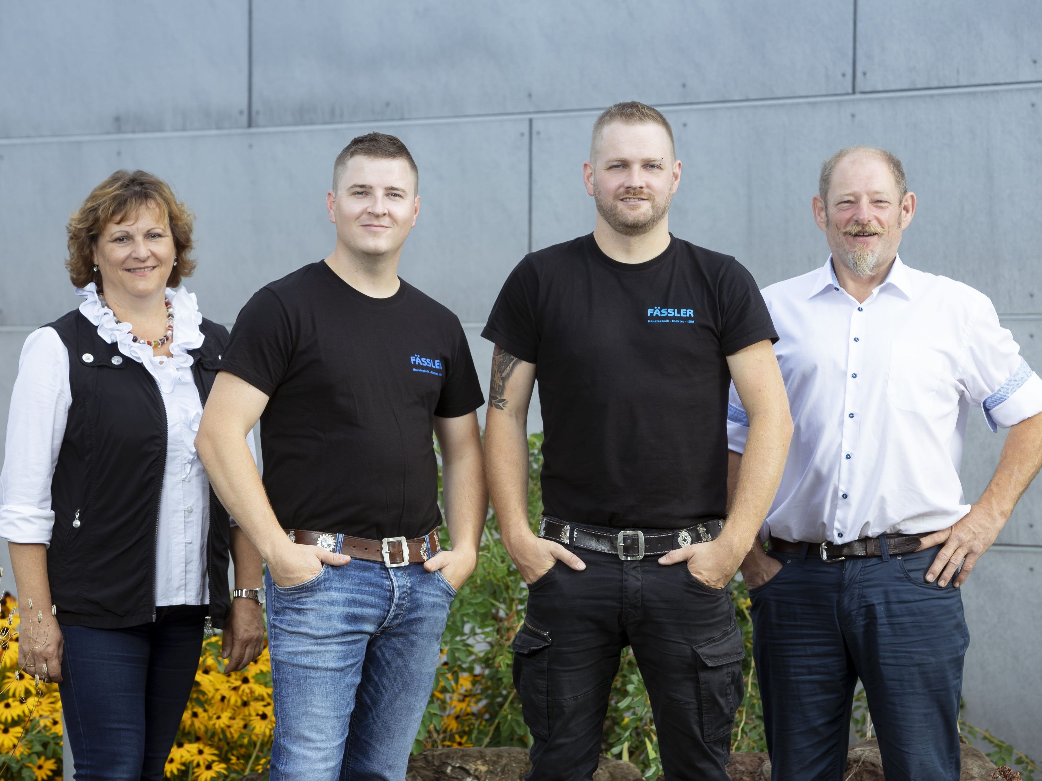 Pünktlich zum 25-jährigen Firmenjubiläum übernehmen die Söhne Ralf (Mitte links) und Gerald Fässler (Mitte rechts) das Installationsunternehmen von Karin und Wolfgang Fässler.