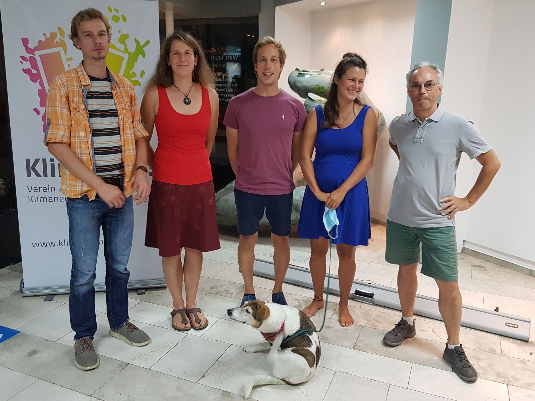 Sie wollen mit ihrem Kurzfilm die Vorarlbergerinnen und Vorarlberger zum Handeln für den Klimaschutz motivieren (von links): Johannes Blacha, Christina Vaccaro, Maximilian Secklehner und Stefanie Rüscher vom Verein KlimaVOR! gemeinsam mit Obmann Christof Drexel bei der Filmpräsentation am 6.8.2020 in Dornbirn.