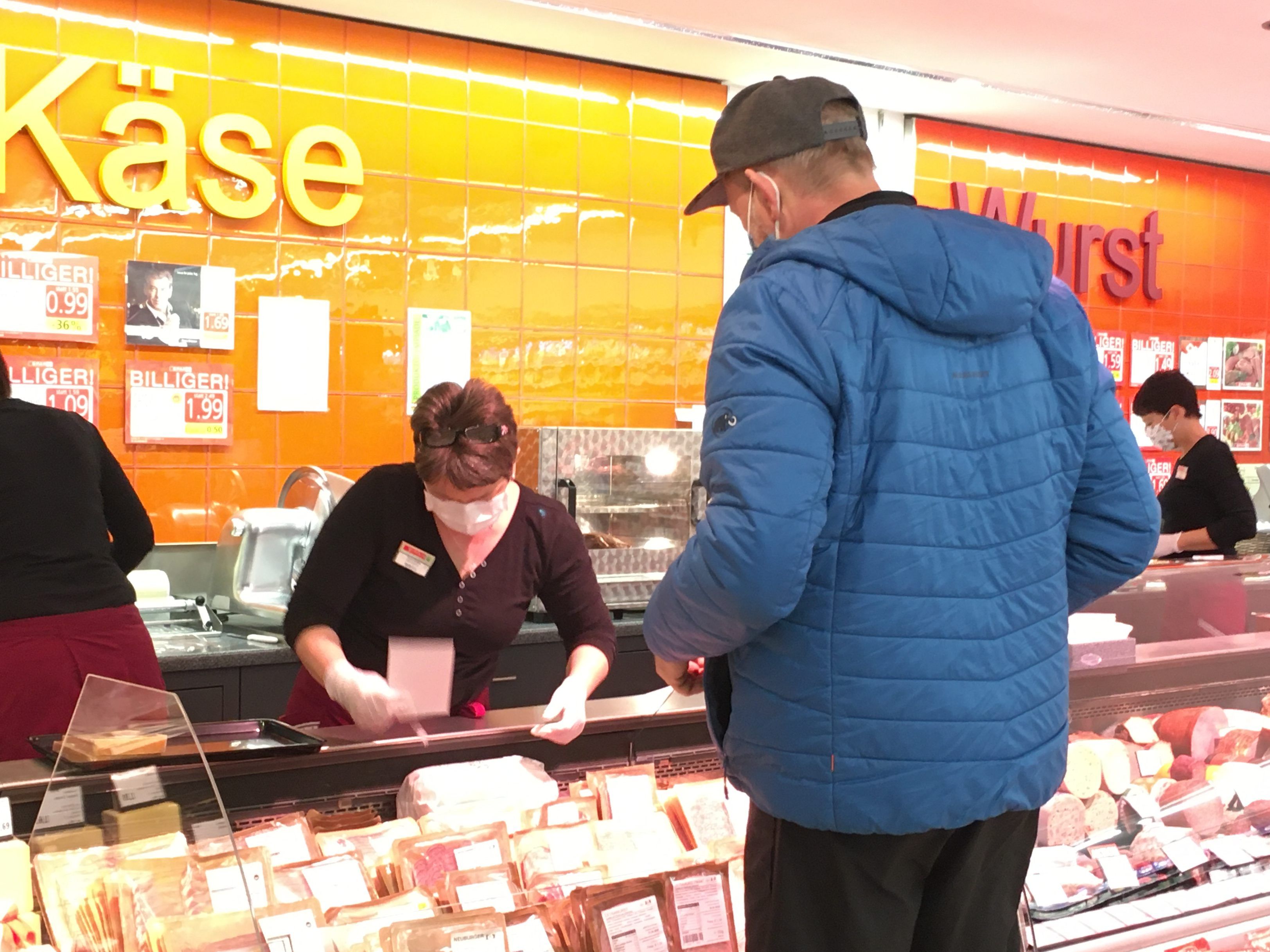 Streit um Maskenpause für Angestellte in Handel und Gastro.