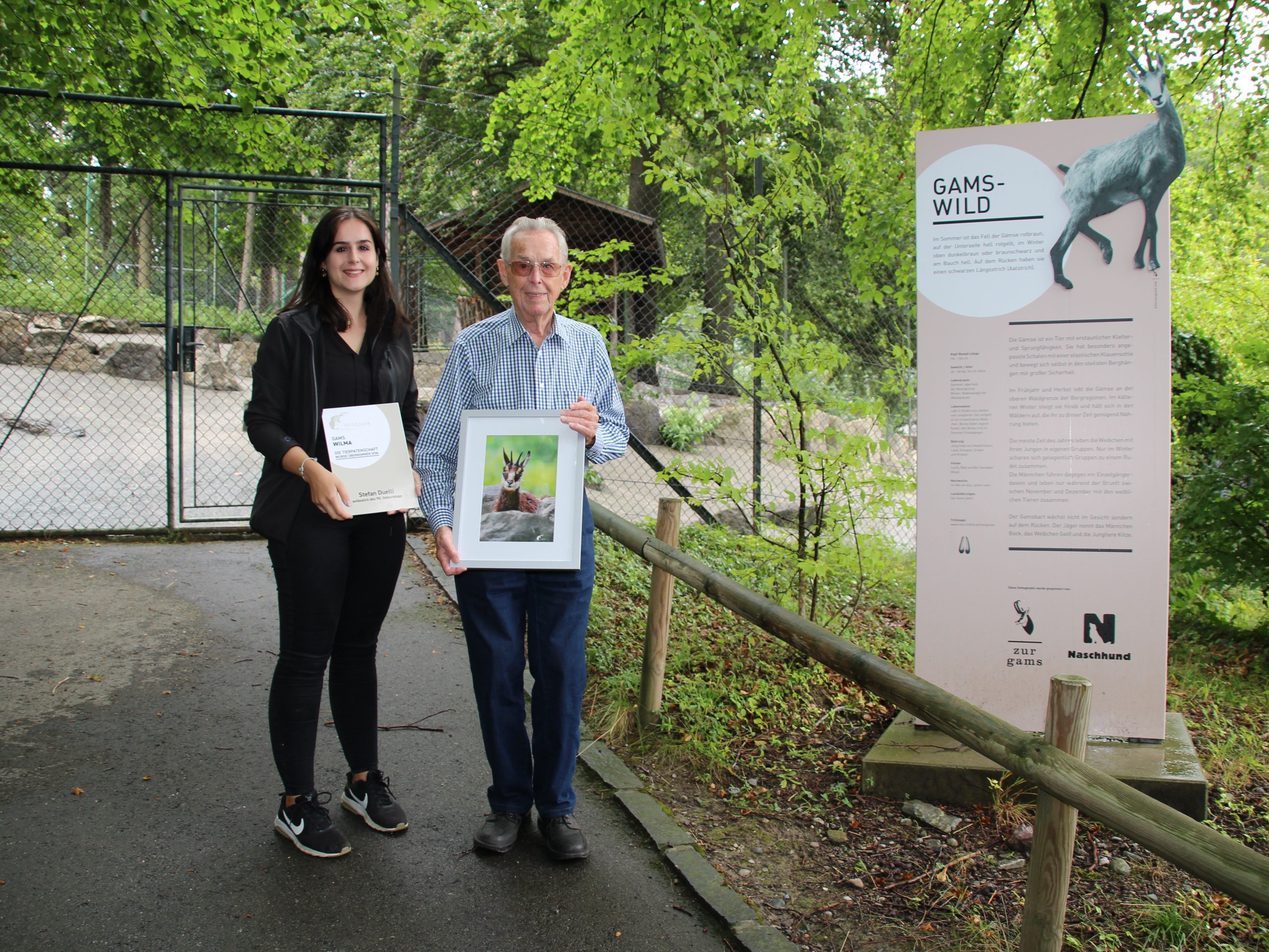 Karolina und Stefan Duelli bei der Übergabe der Patenschaft Karolina und Stefan Duelli bei der Übergabe der Patenschaft