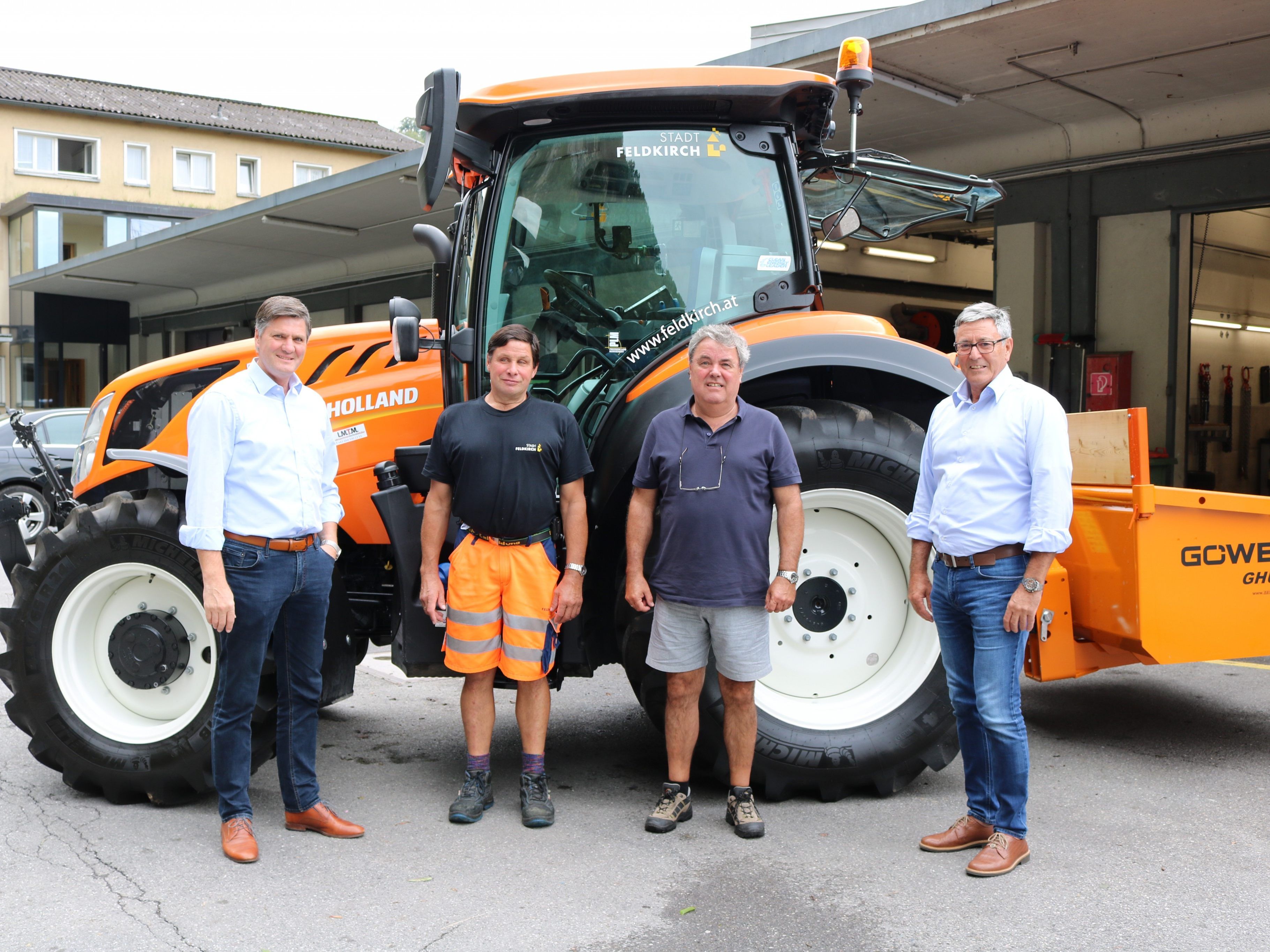 Stadtrat Daniel Allgäuer, Christoph Schatzmann, Bauhofleiter Uwe Bächle und Bürgermeister Wolfgang Matt vor dem neuen Traktor Stadtrat Daniel Allgäuer, Christoph Schatzmann, Bauhofleiter Uwe Bächle und Bürgermeister Wolfgang Matt vor dem neuen Traktor