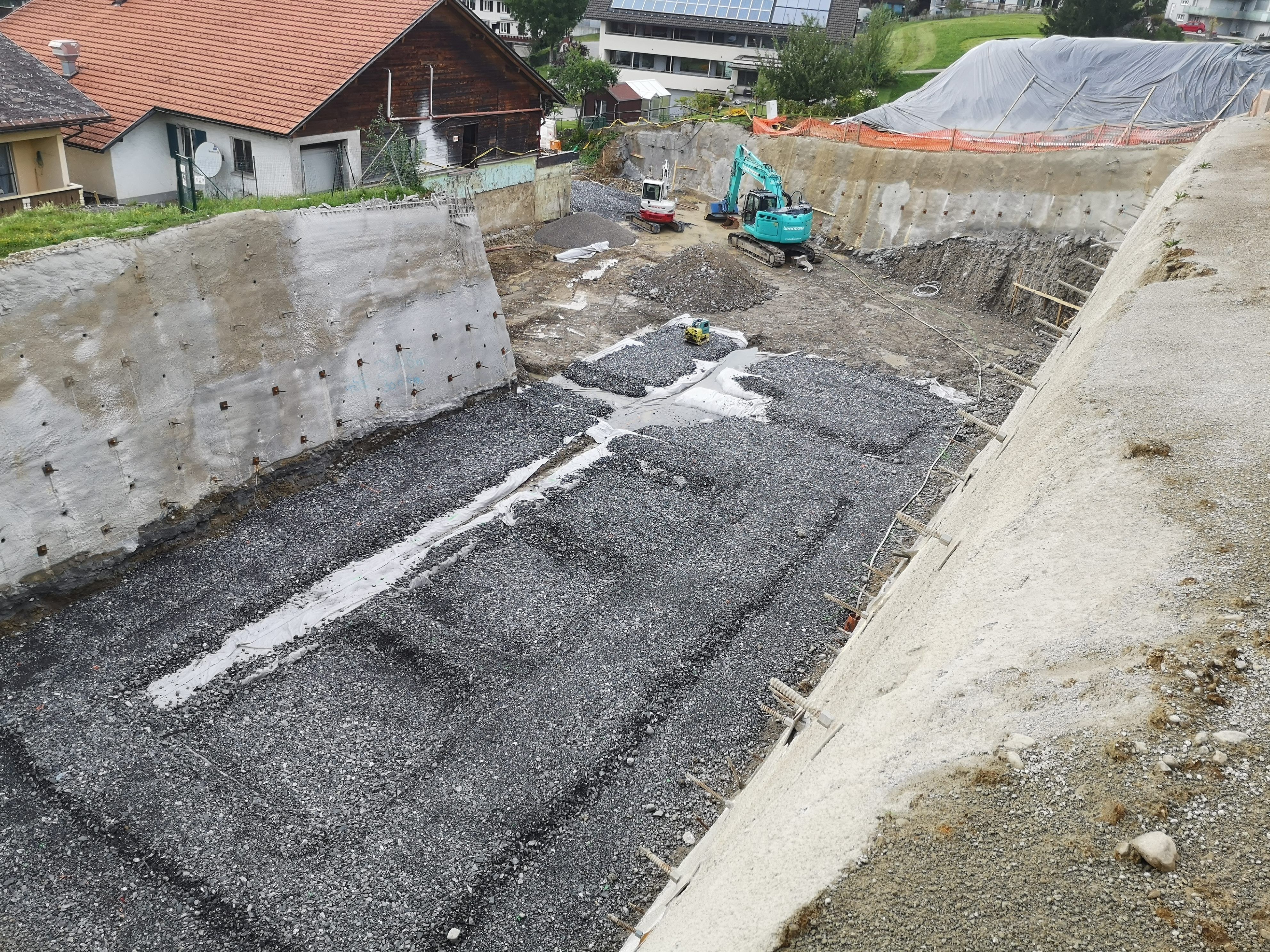 Der Käsekeller wird sich zur Hälfte im Erdreich befinden und soll bis Herbst 2021 in Betrieb gehen. Der Käsekeller wird sich zur Hälfte im Erdreich befinden und soll bis Herbst 2021 in Betrieb gehen.