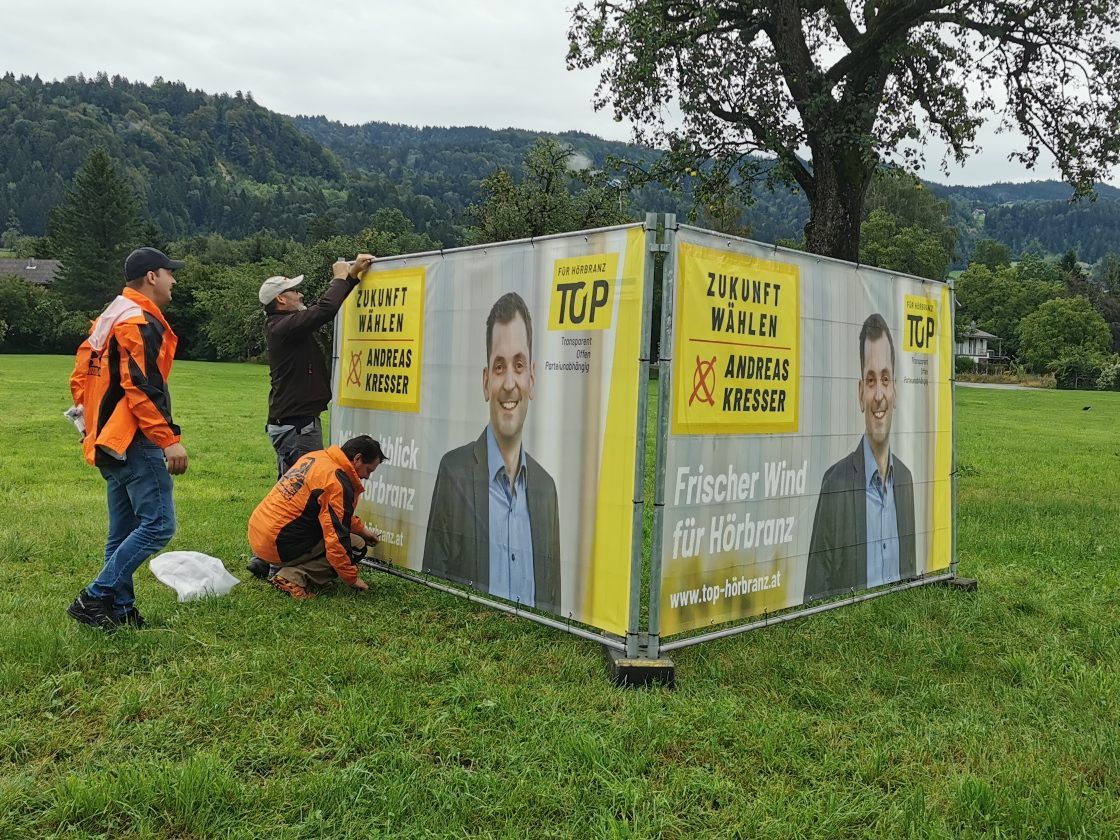 Viele engagierte Helfer bei der Plakatierungsaktion