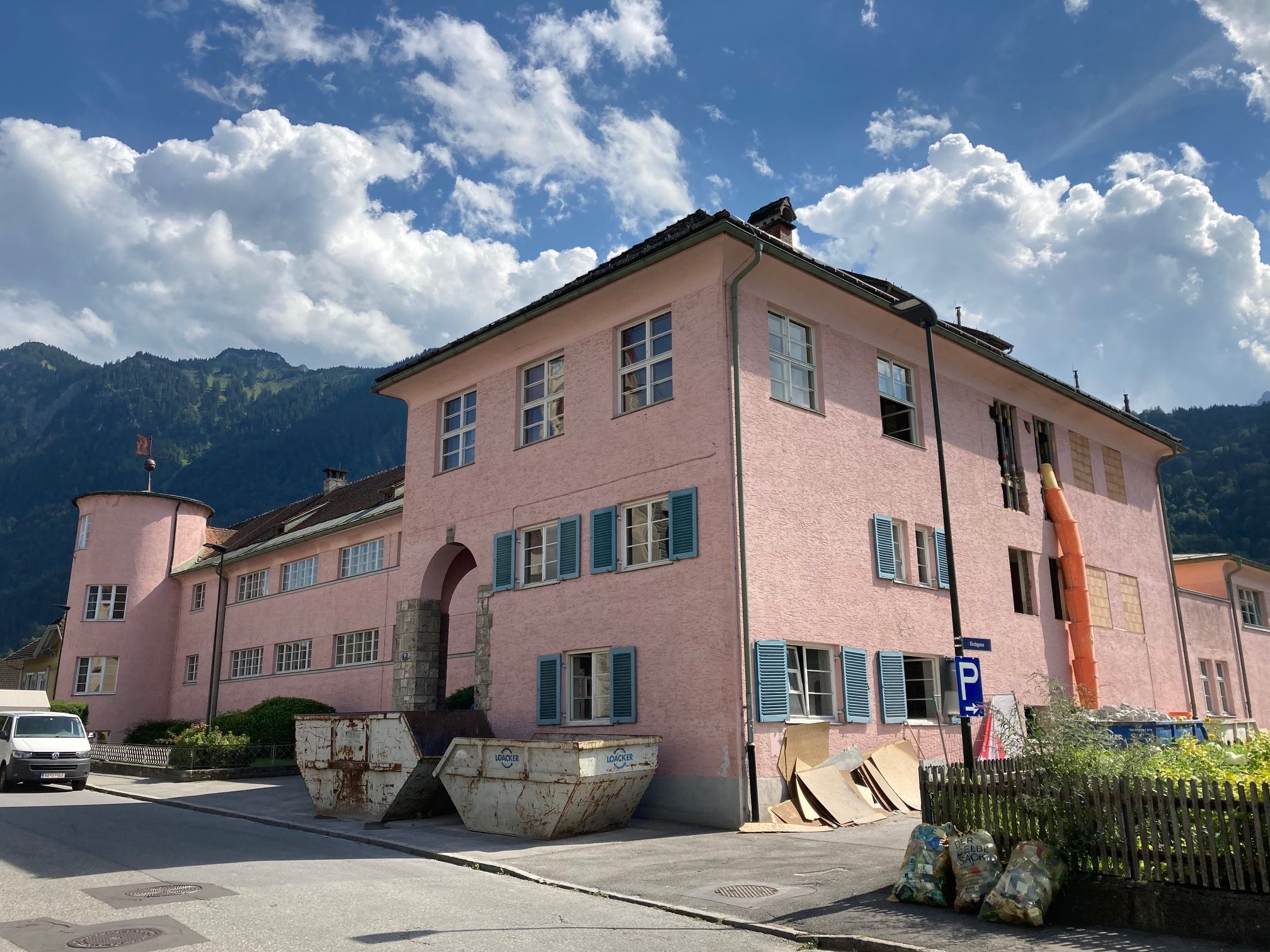 Der Turnsaal der Volksschule Nenzing wird in einer ersten Bauetappe saniert, zudem entstehen neue Sanitäranlagen, Lehrerbereich und Direktion. Der Turnsaal der Volksschule Nenzing wird in einer ersten Bauetappe saniert, zudem entstehen neue Sanitäranlagen, Lehrerbereich und Direktion.
