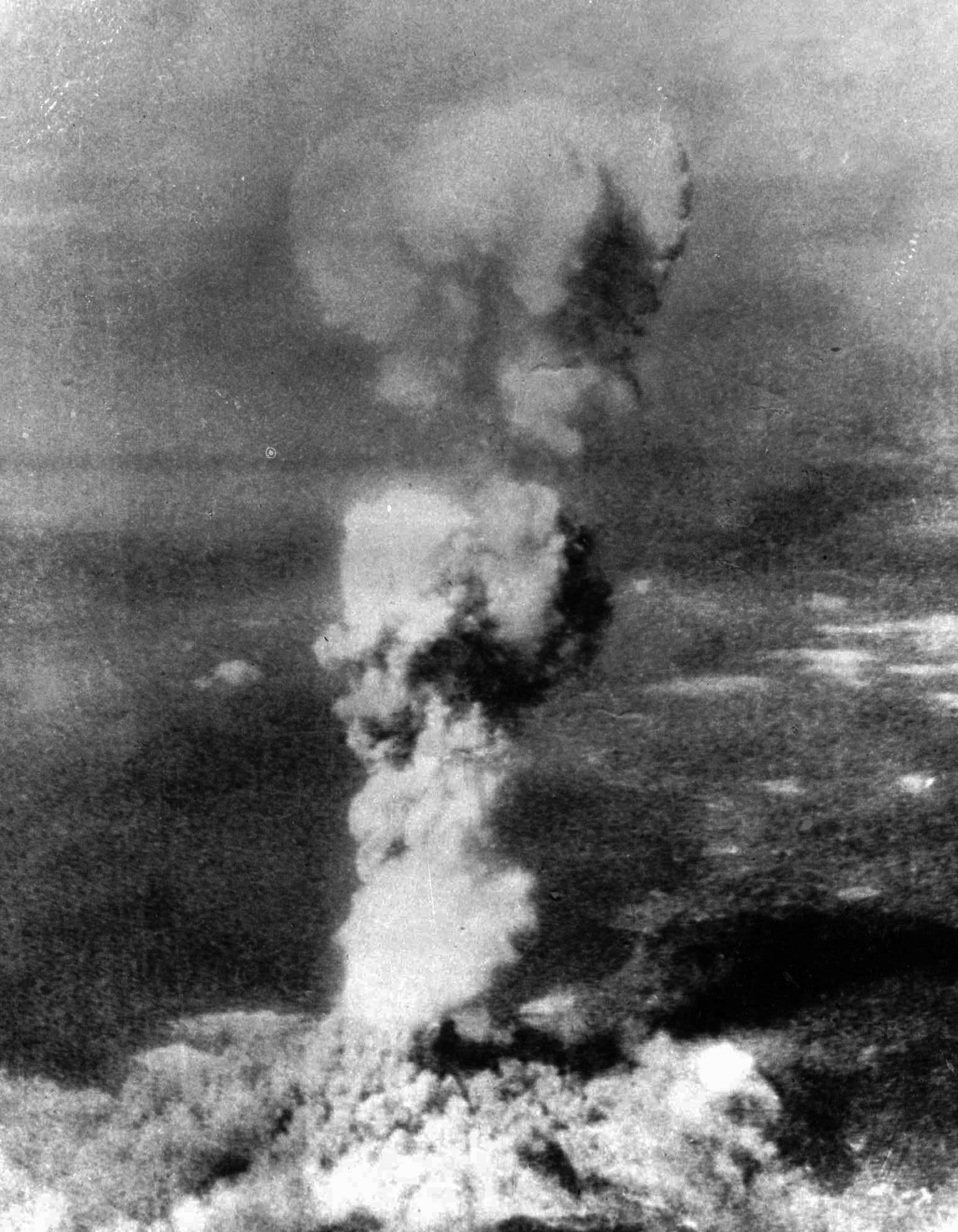 Die Rauchwolke, die nach dem Abwurf in den Himmel stieg. Die Rauchwolke, die nach dem Abwurf in den Himmel stieg.