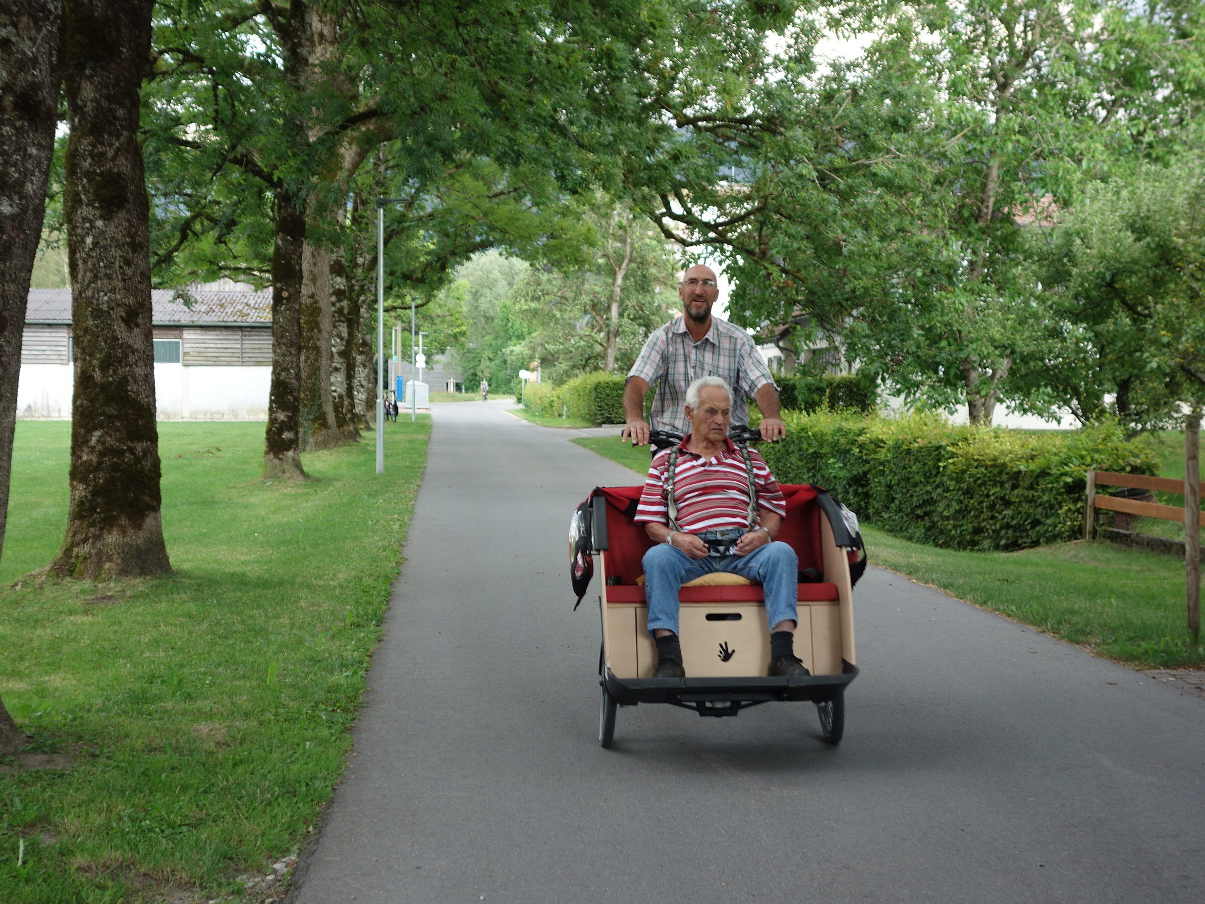 Andreas Gorbach ist einer der 17 freiwilligen Pilotinnen und Piloten (Rikscha-FahrerInnen) beim Projekt „Radeln ohne Alter“ in der familieplus-Gemeinde Wolfurt und fährt mit den Seniorinnen und Senioren Bereiche ab, an die sie sonst nicht mehr so einfach hinkommen. Andreas Gorbach ist einer der 17 freiwilligen Pilotinnen und Piloten (Rikscha-FahrerInnen) beim Projekt „Radeln ohne Alter“ in der familieplus-Gemeinde Wolfurt und fährt mit den Seniorinnen und Senioren Bereiche ab, an die sie sonst nicht mehr so einfach hinkommen.