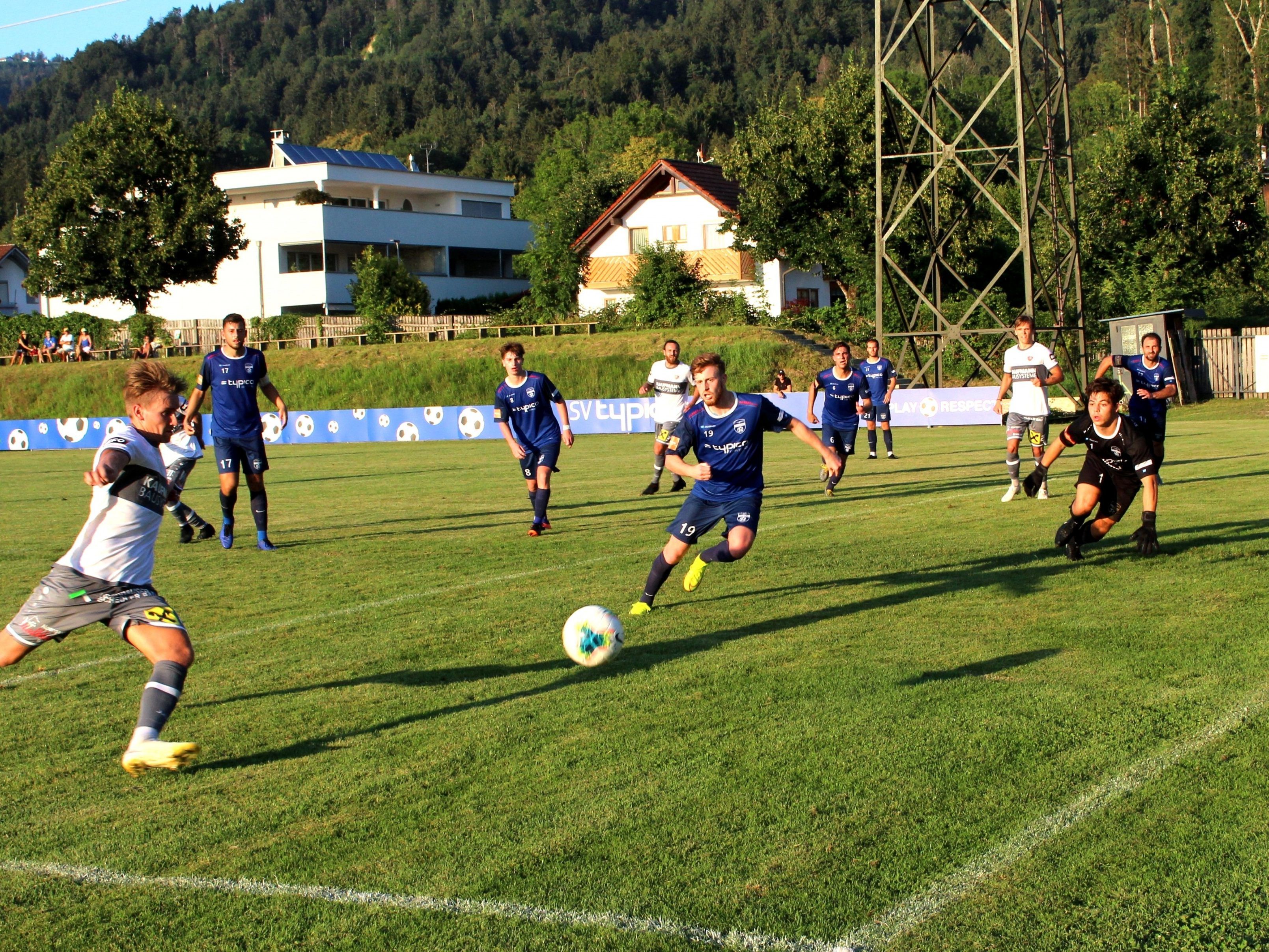 Ein volles Haus und beste Fußballstimmung: Besuchen Sie am Dienstag das VFV-Cupspiel SV typico Lochau gegen den SC Ludesch im „Corona-FIT-gemachten“ Stadion am Hoferfeld!