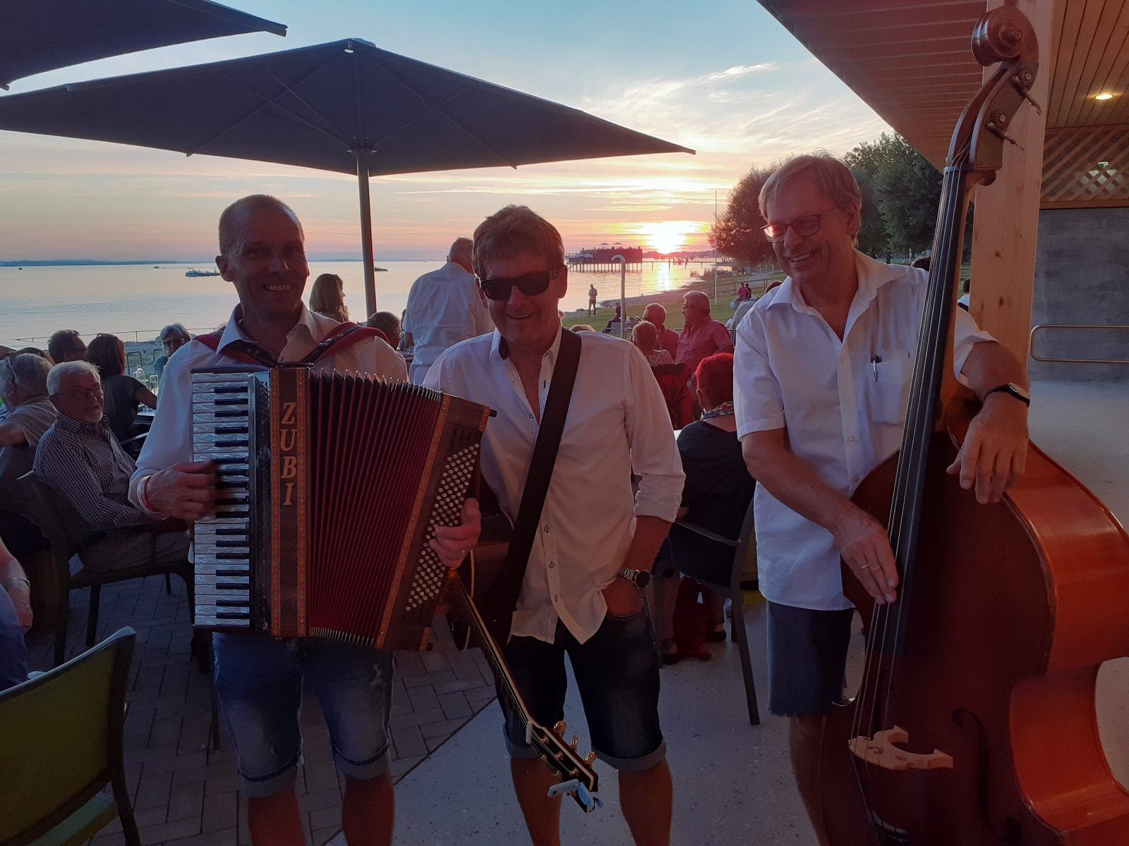 Terrassen-Zeit für Bodenseefans im „Treff am See“ im neuen Lochauer Strandbad: Unterhaltung mit den „AZUBIS“, dazu Speis und Trank inmitten einer stimmungsvolle Kulisse. Terrassen-Zeit für Bodenseefans im „Treff am See“ im neuen Lochauer Strandbad: Unterhaltung mit den „AZUBIS“, dazu Speis und Trank inmitten einer stimmungsvolle Kulisse.