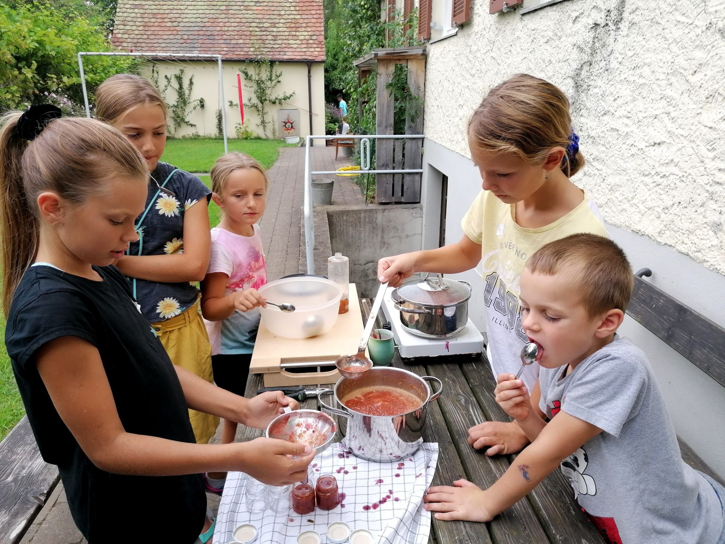 Viel Spaß hatten die Kinder beim „Brötchen backen“ mit dem Team vom Obst- und Gartenbauverein Leiblachtal in Melitta´s Naturgarten. Und als Aufstrich gab es selbstgemachte Marmelade. Viel Spaß hatten die Kinder beim „Brötchen backen“ mit dem Team vom Obst- und Gartenbauverein Leiblachtal in Melitta´s Naturgarten. Und als Aufstrich gab es selbstgemachte Marmelade.