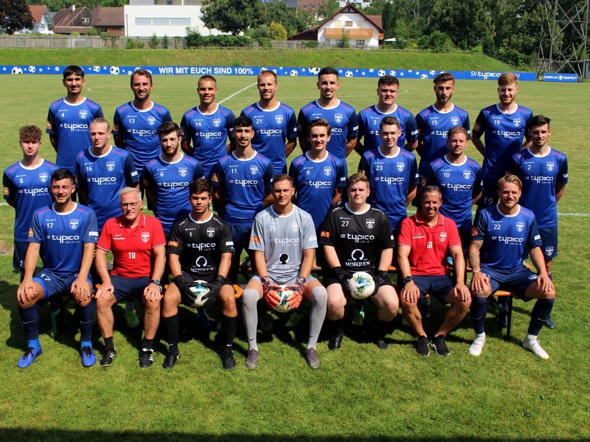 Die Kampfmannschaft des SV typico Lochau im Spieljahr 2020/2021: Reihe 1 von links: Fabio Feldkircher, Trainer Peter Sallmayer, Sandro Eichhübl, Zekeriya Bayramoglu, Niels Hehle, Co-Trainer Günther Riedesser, Julian Rupp; Reihe 2 von links: Rene Nesensohn, Philipp Rupp, Aldin Delahmet, Tarkan Parlak, Tobias Heidegger, Patrick Rak, Stefan Maccani, Georg Bantel; Reihe 3 von links: Serkan Kilic, Misel Saric, Matteo Ausserlechner, Niklas Ausserlechner, Robin Lhotzky, Fabian Dominikovic, Mücahit Özdemir, Patrick Prantl. Es fehlen: Julian Reiner, Fatih Yildirim, Ivan Bokanovic, Daniel Reichart, Tormanntrainer Hanno Trotter und Physiotherapeut Gerhard Großgasteiger.