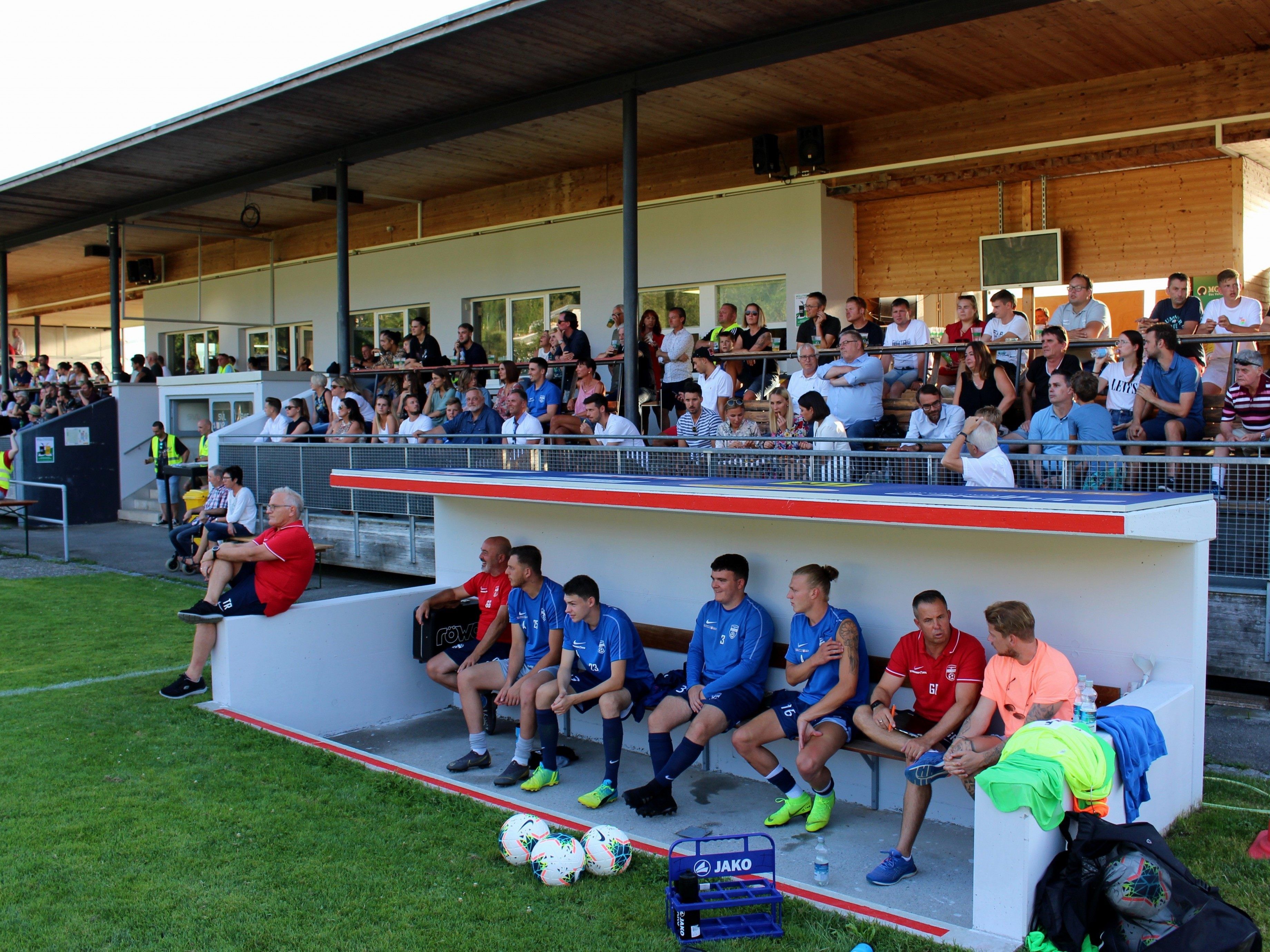 Ein volles Haus und beste Fußballstimmung: Besuchen Sie am Samstag das Heimspiel SV typico Lochau gegen den FC Höchst im „Corona-FIT-gemachten“ Stadion am Hoferfeld! Ein volles Haus und beste Fußballstimmung: Besuchen Sie am Samstag das Heimspiel SV typico Lochau gegen den FC Höchst im „Corona-FIT-gemachten“ Stadion am Hoferfeld!