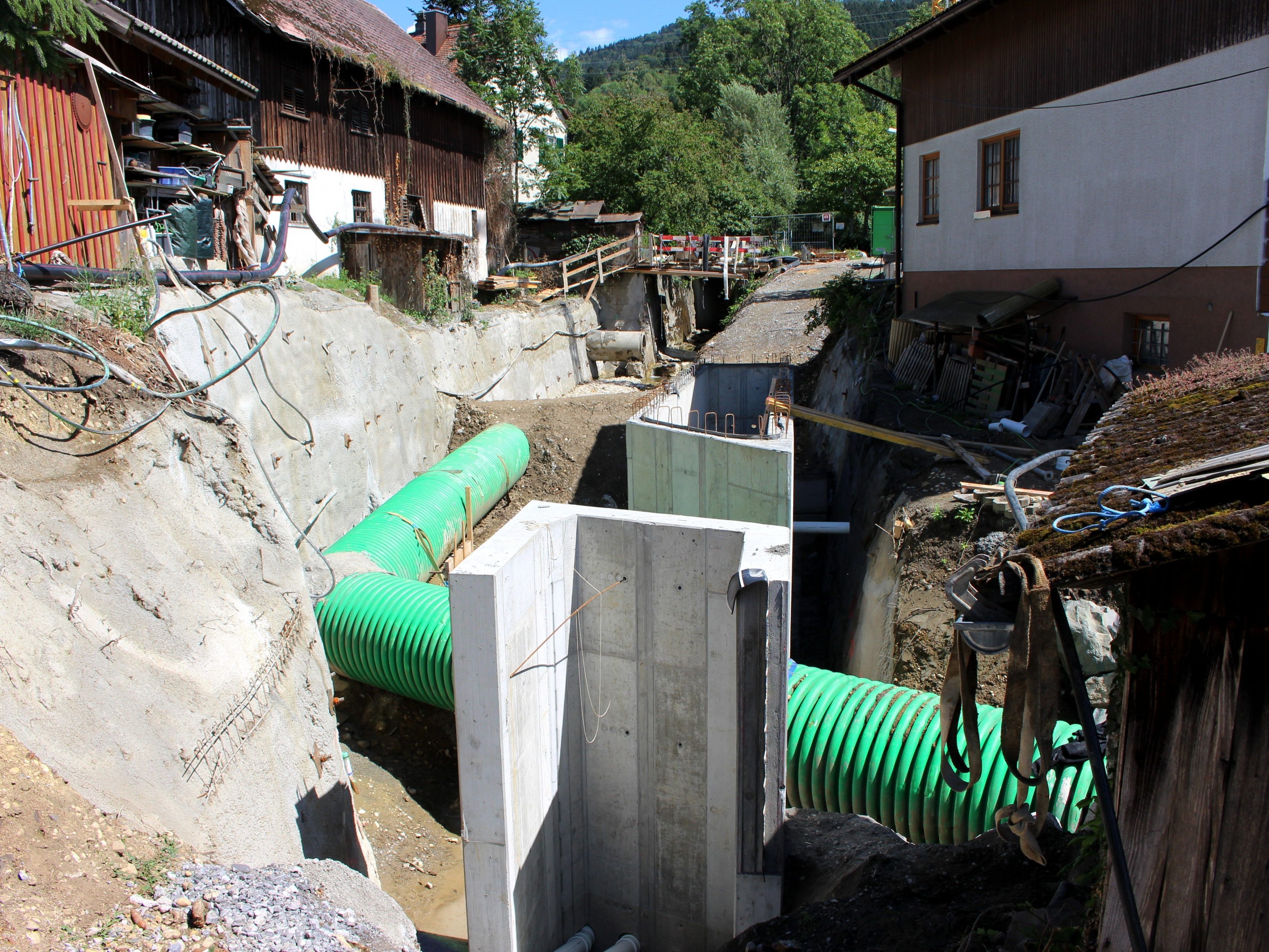Beim Kugelbeerbach stehen beide Widerlager für die Verlegung der Tragwerke für die neue Fuß- und Radwegbrücke, als sicherer Verbindungsweg vom Schulzentrum Richtung GH Wellenhof und dem Wohngebiet Am Stein. Beim Kugelbeerbach stehen beide Widerlager für die Verlegung der Tragwerke für die neue Fuß- und Radwegbrücke, als sicherer Verbindungsweg vom Schulzentrum Richtung GH Wellenhof und dem Wohngebiet Am Stein.