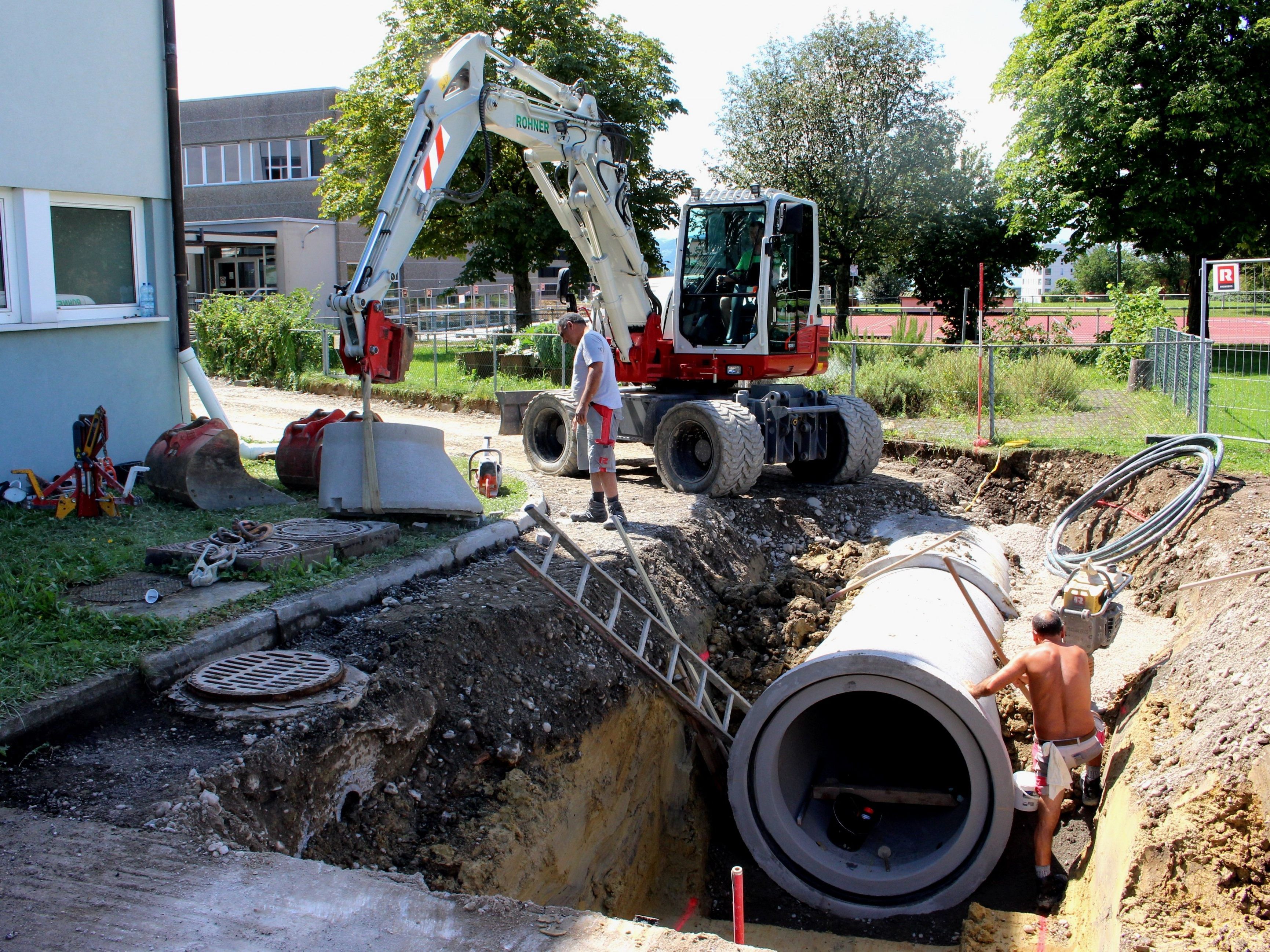 Die neue Oberlochauerbach-Verrohrung DN 1200 wurde auf einer Strecke von rund 110 Metern mittels eine Teilschnitt-Vortriebsmaschine eingebaut, auf den restlichen 200 Metern wird das Rohr derzeit in offener Bauweise verlegt. Die neue Oberlochauerbach-Verrohrung DN 1200 wurde auf einer Strecke von rund 110 Metern mittels eine Teilschnitt-Vortriebsmaschine eingebaut, auf den restlichen 200 Metern wird das Rohr derzeit in offener Bauweise verlegt.