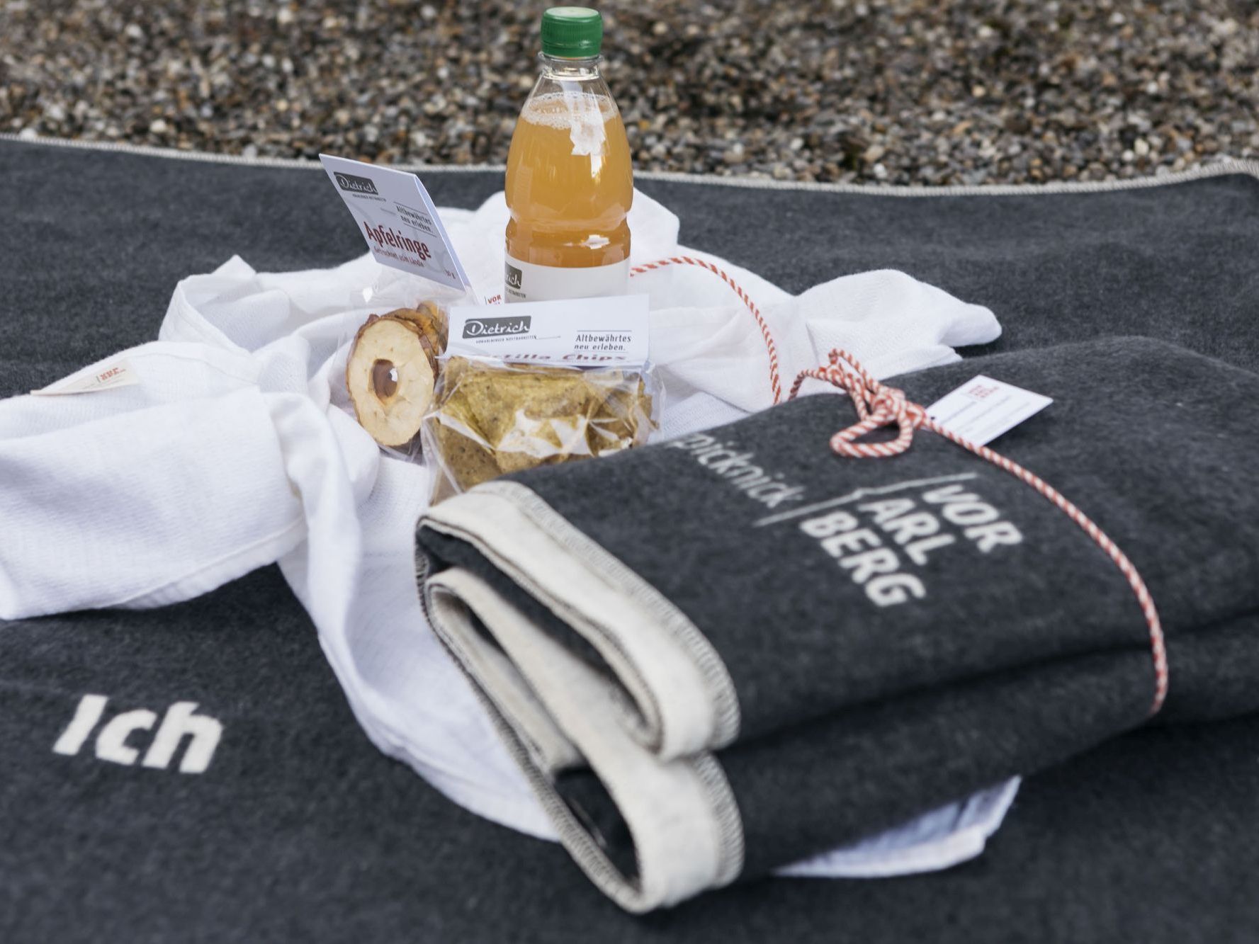 Heimische Produkte für das „Vorarlberger Kulturpicknick“: Decke und Tuch von David Fussenegger Textil, Dornbirn, Proviant von Dietrich Kostbarkeiten, Lauterach. Dazu gehört die „Events Vorarlberg App“ von Bodensee-Vorarlberg Tourismus.