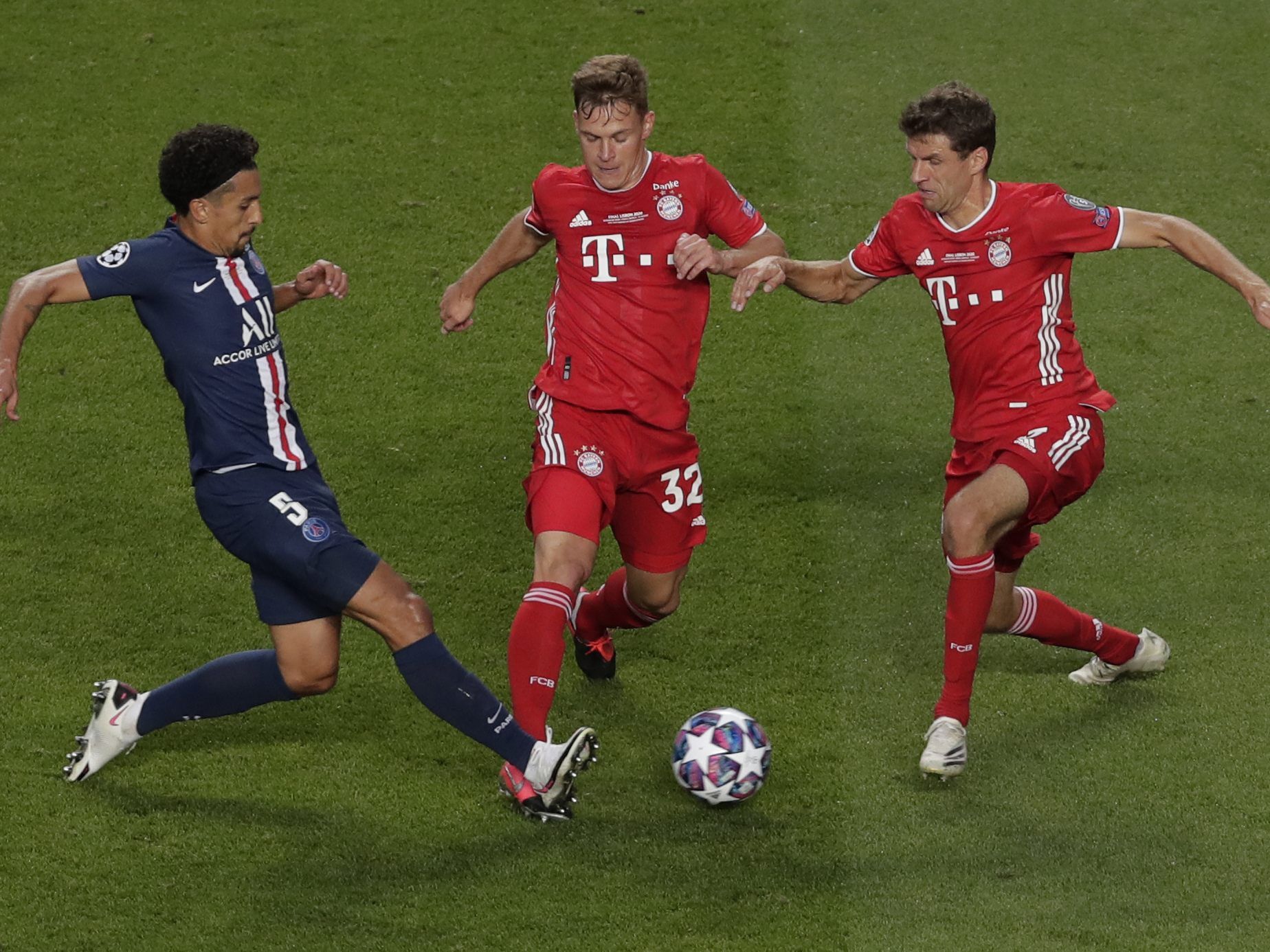 Paris Saint-Germain und Bayern München kämpfen um die Champions-League-Trophäe. Paris Saint-Germain und Bayern München kämpfen um die Champions-League-Trophäe.