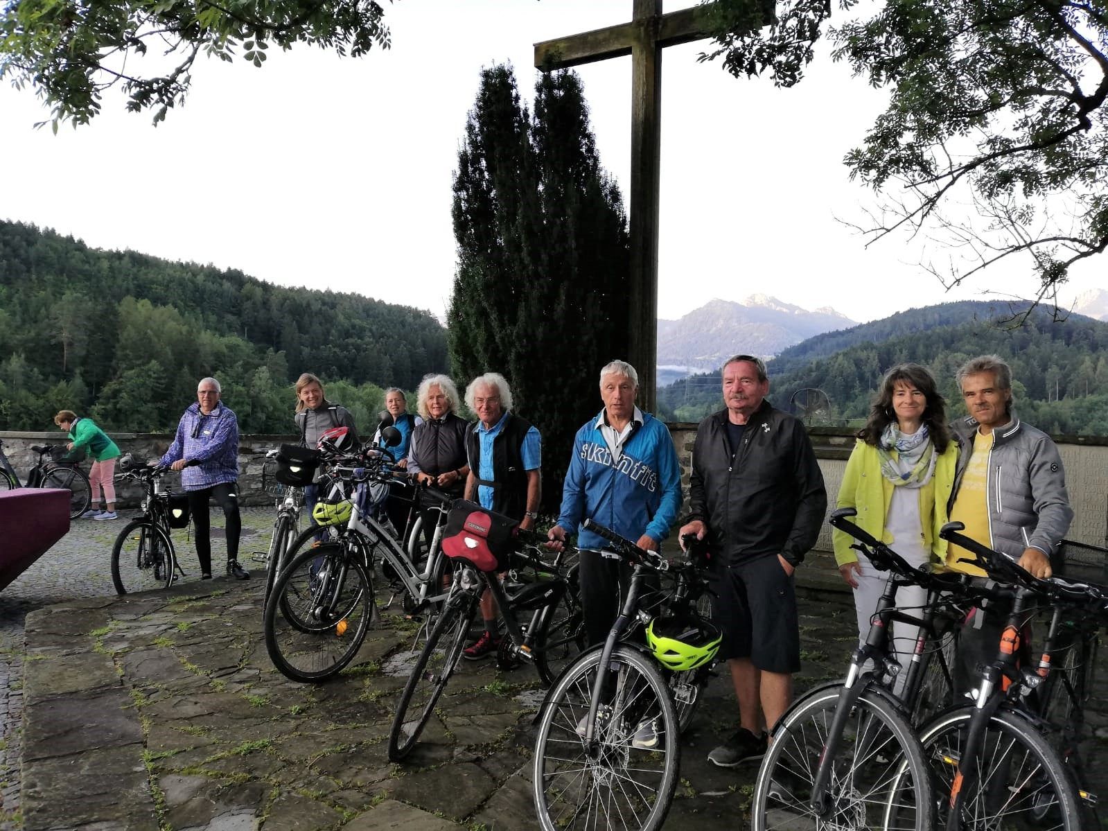 Die Fahrradgruppe am Liebfrauenberg in Rankweil. Nun geht die Fahrt wieder zurück nach Dornbirn. Die Fahrradgruppe am Liebfrauenberg in Rankweil. Nun geht die Fahrt wieder zurück nach Dornbirn.