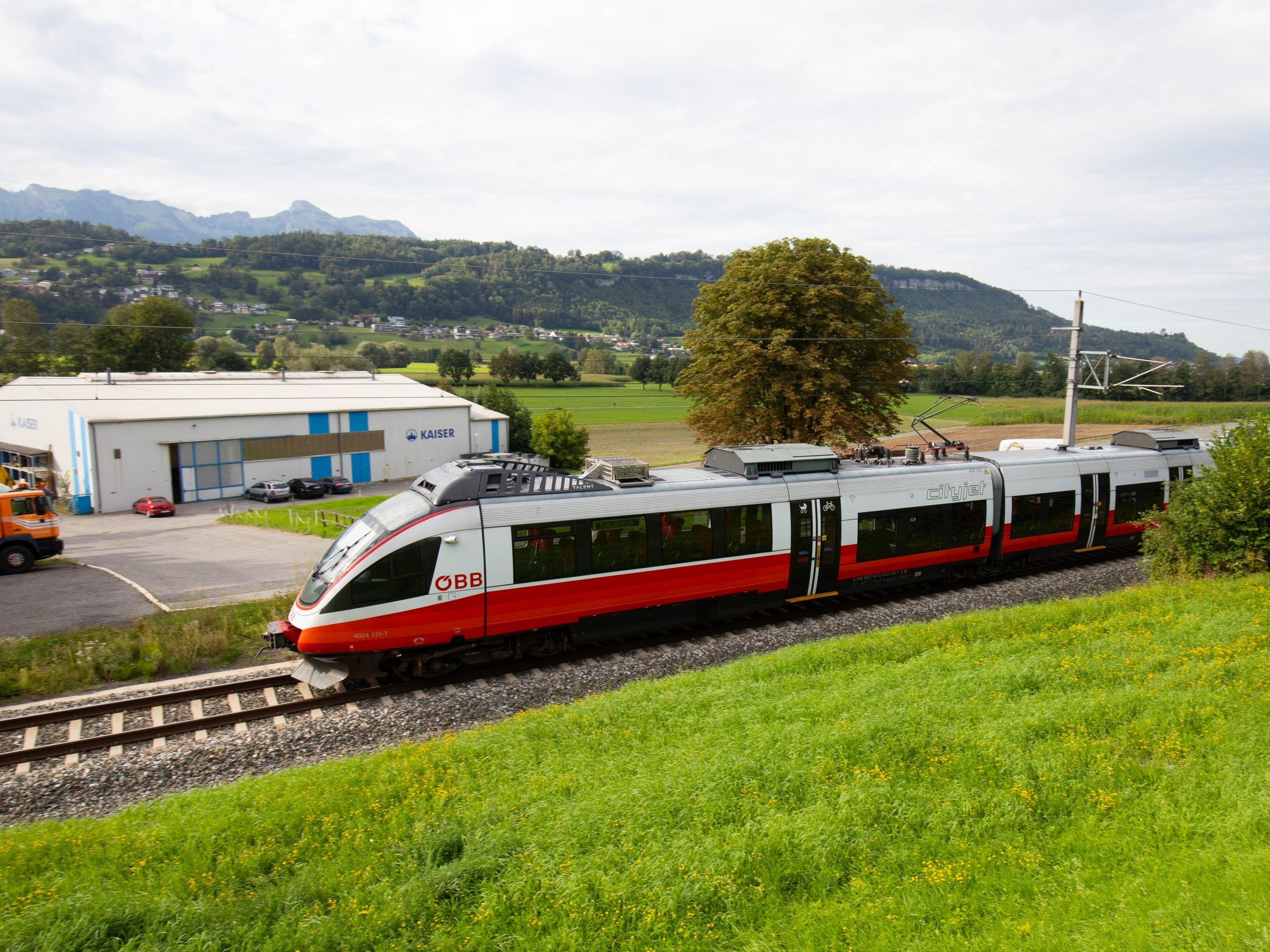 In Liechtenstein ist nun das Volk am Zug: Die Stimmbürger entscheiden über den Ausbau der Eisenbahnstrecke. Im Bild ein ÖBB-Zug in Schaanwald (FL). In Liechtenstein ist nun das Volk am Zug: Die Stimmbürger entscheiden über den Ausbau der Eisenbahnstrecke. Im Bild ein ÖBB-Zug in Schaanwald (FL).
