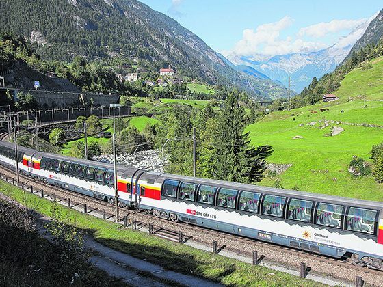 Im Gotthard-Panoramaexpress nach Bellinzona. Im Gotthard-Panoramaexpress nach Bellinzona.