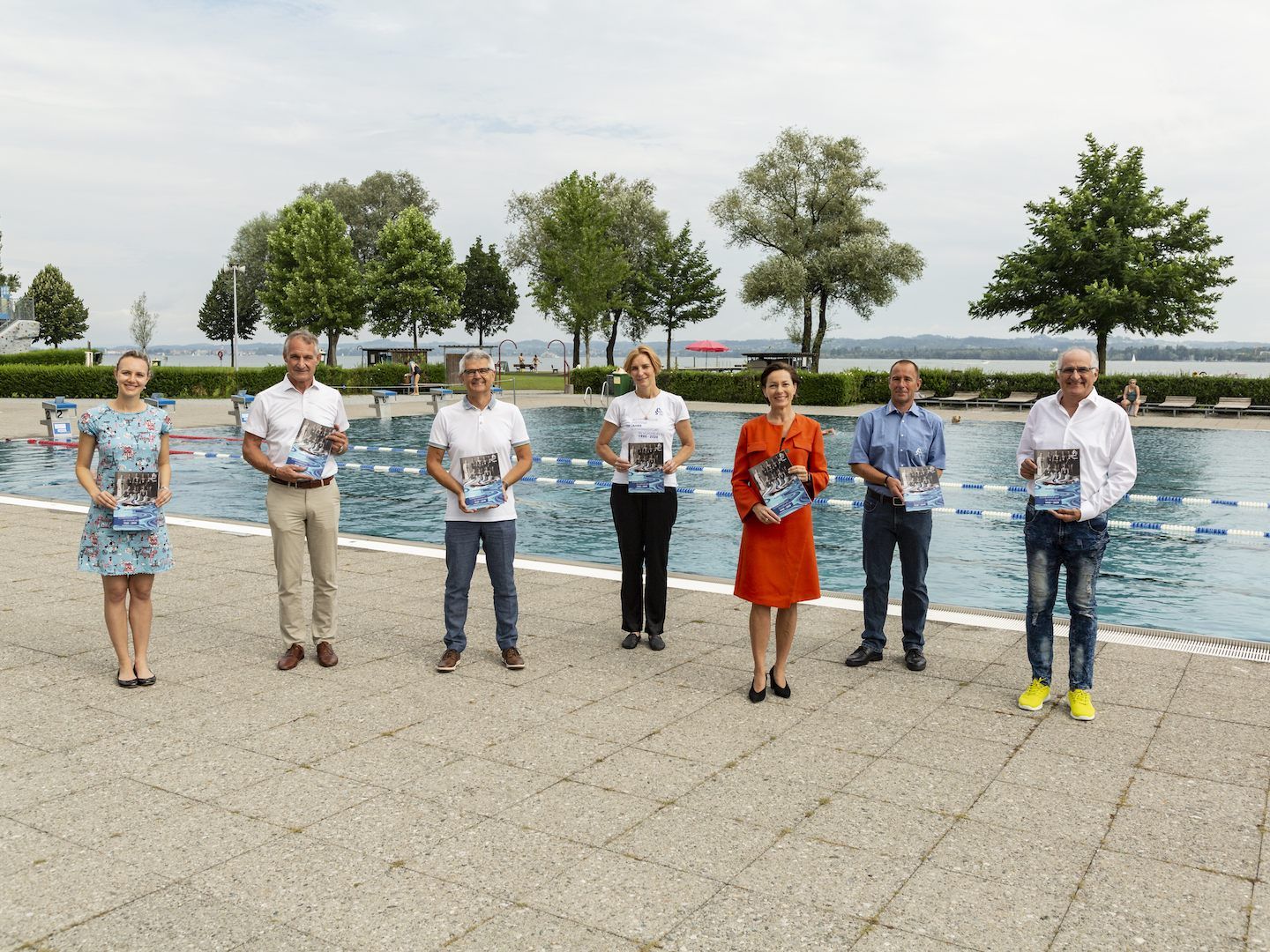 Gratulierten zum 100-jährigen Jubiläum des SC Bregenz (v.l.): Birgit Heinzle (Stadtarchiv Bregenz) BM Markus Linhart, Sigi Kernbeiß, Ute Wimmer-Armellini, Martina Rüscher, Richard Pschorr und Eckart Neururer (Präsident ASKÖ Vorarlberg).