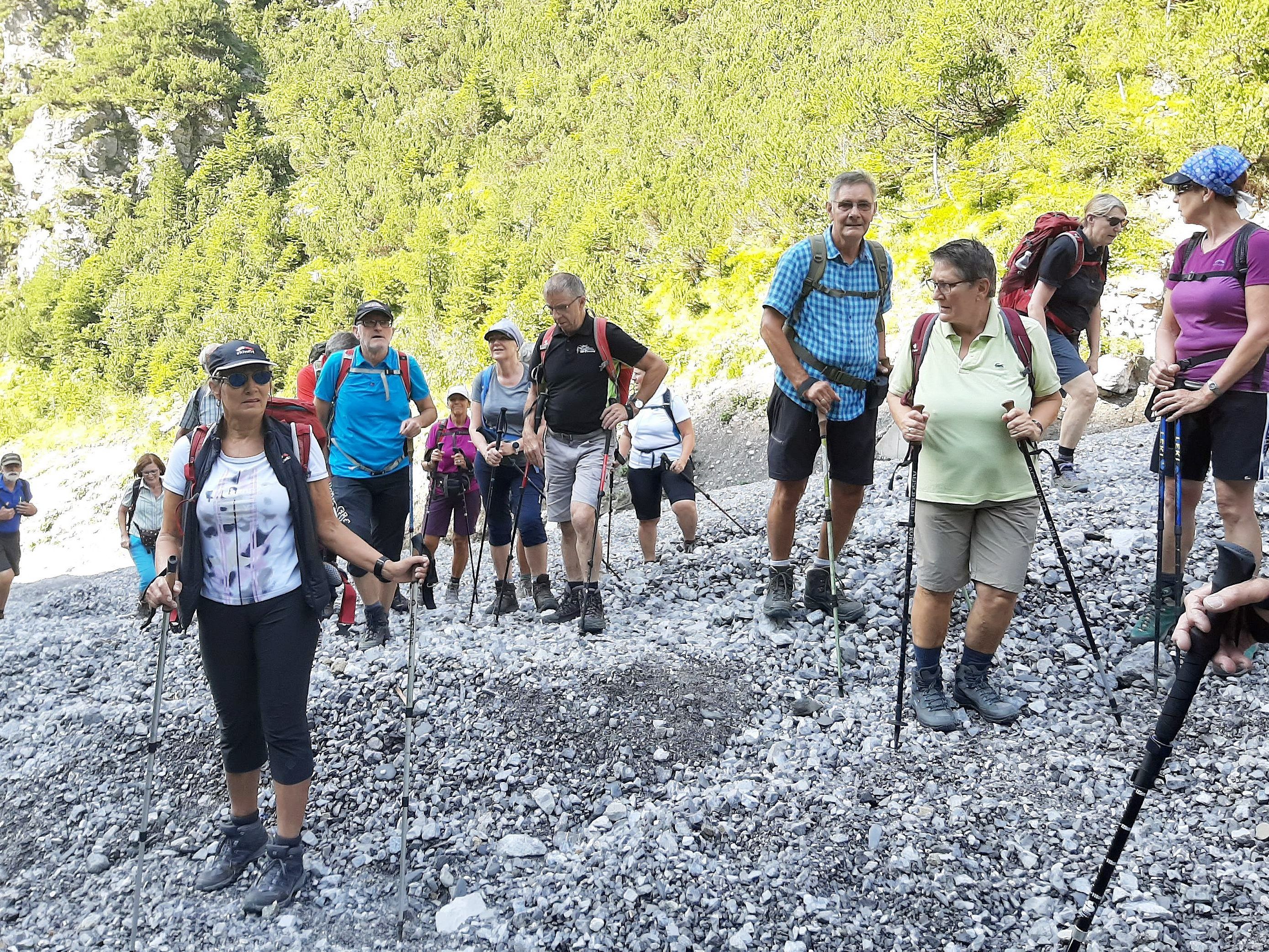Die Wanderfreunde vom Seniorenbund auf dem Weg zur Fritzenhütte Die Wanderfreunde vom Seniorenbund auf dem Weg zur Fritzenhütte