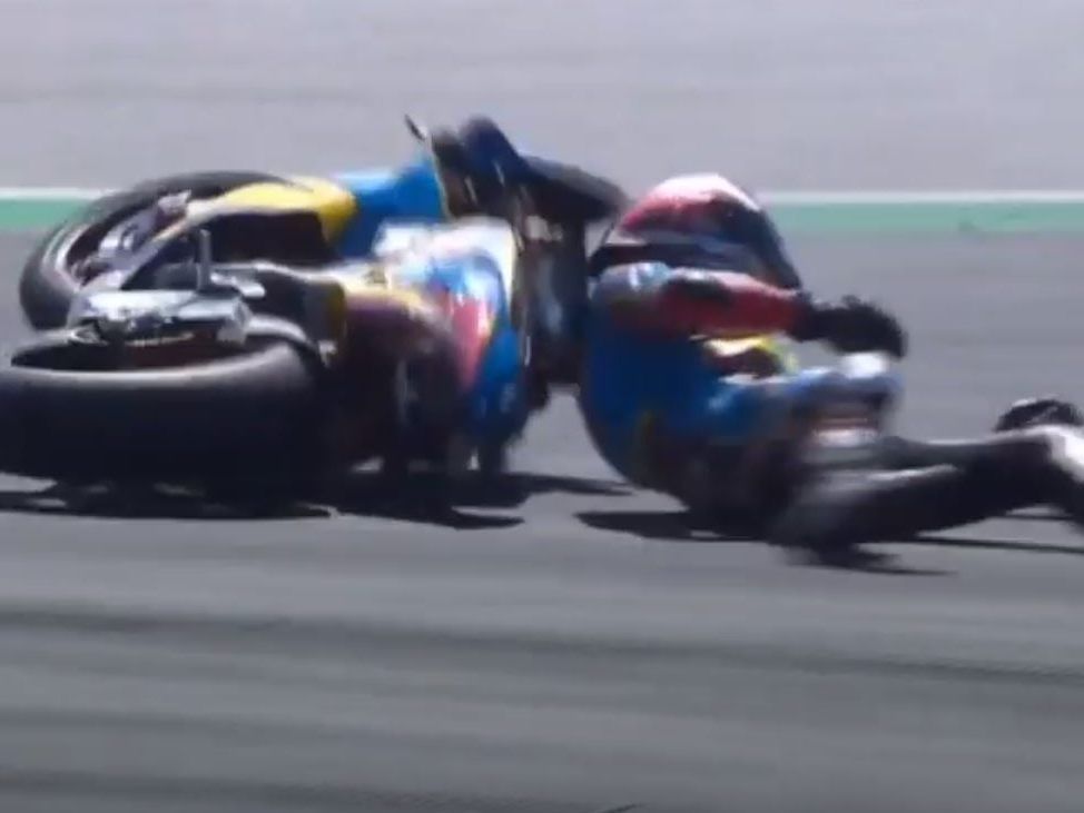 Sam Lowes stürzte schwer, sein Motorrad fing in der Folge Feuer. Sam Lowes stürzte schwer, sein Motorrad fing in der Folge Feuer.