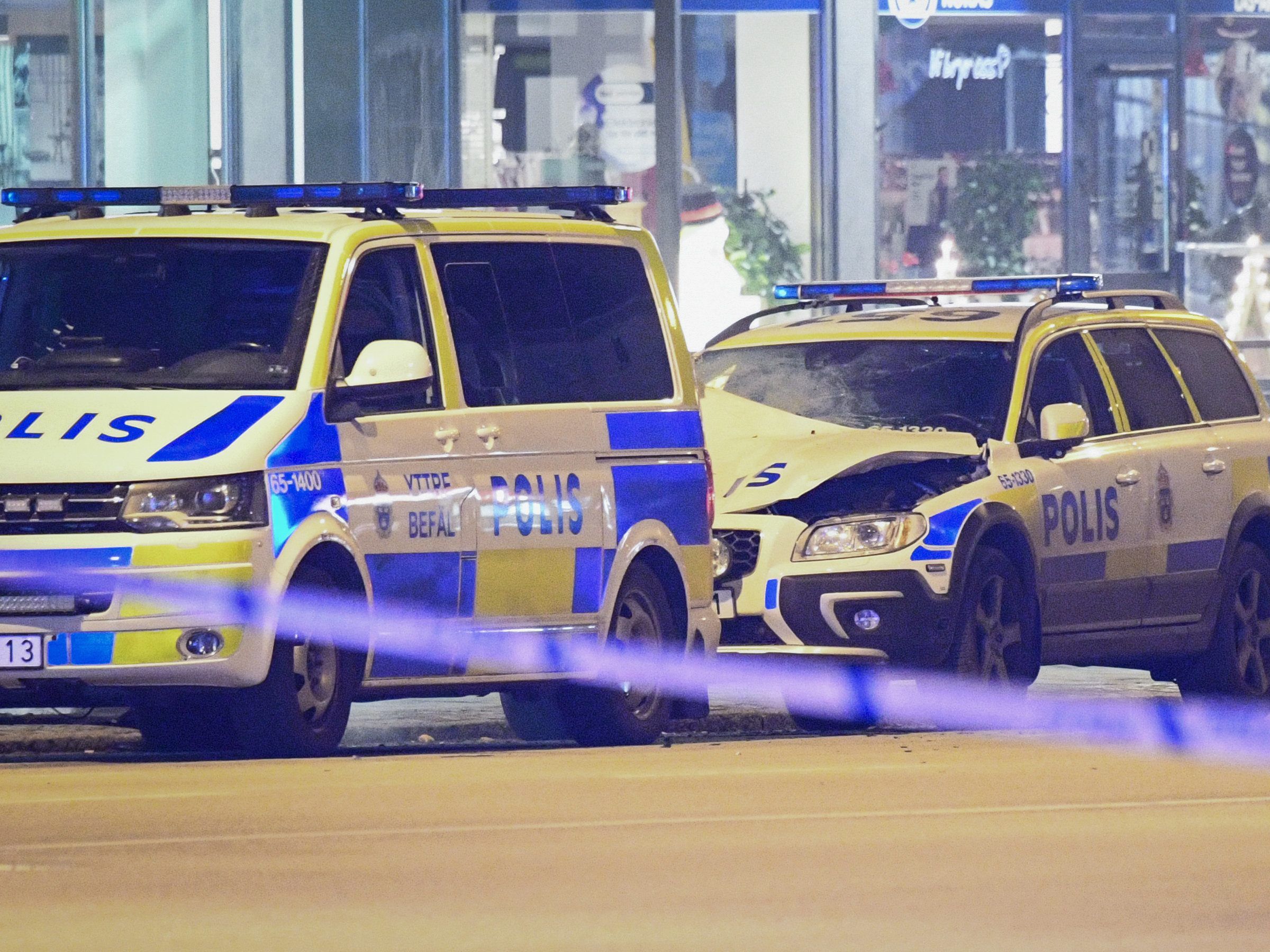 Als die schwedische Polizei (Symbolbild) eintraf, waren die beiden Buben in einer Grube begraben.