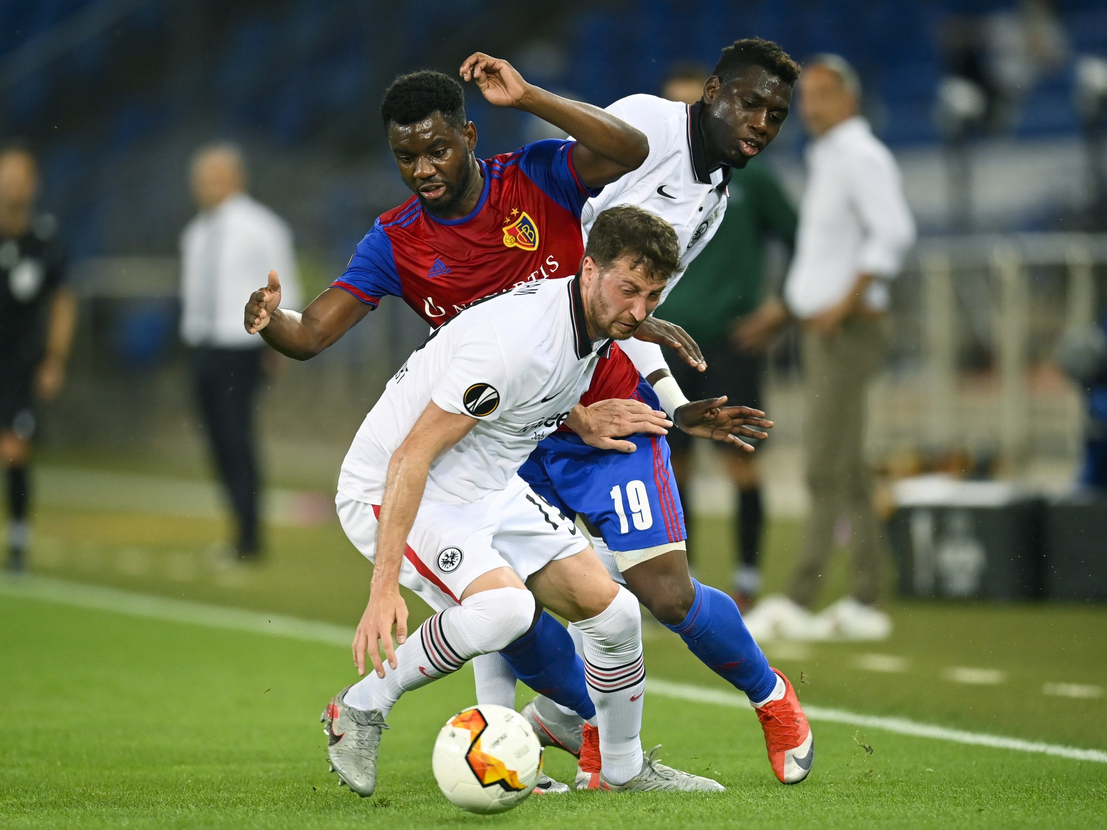 Der FC Basel ließ sich den Sieg im Duell mit Frankfurt heute nicht mehr nehmen. Der FC Basel ließ sich den Sieg im Duell mit Frankfurt heute nicht mehr nehmen.