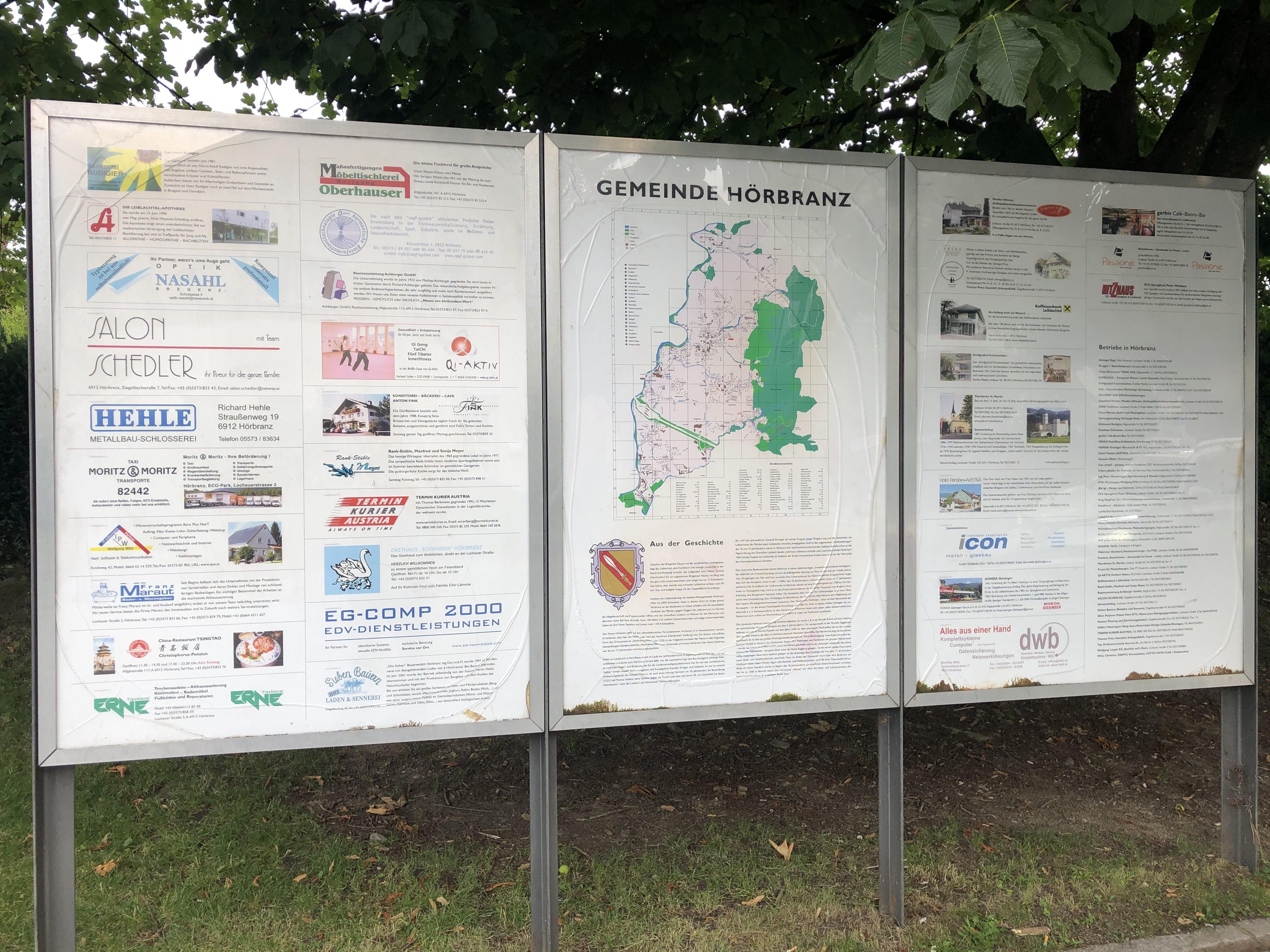 Wer diese Tafel bei der “Bushaltestelle Gemeindeamt” genauer betrachtet, wird feststellen, dass es die meisten Betriebe und Gasthäuser seit vielen Jahren nicht mehr gibt. Urteilen Sie selbst, ob wir unsere schöne Gemeinde weiterhin so präsentieren wollen.