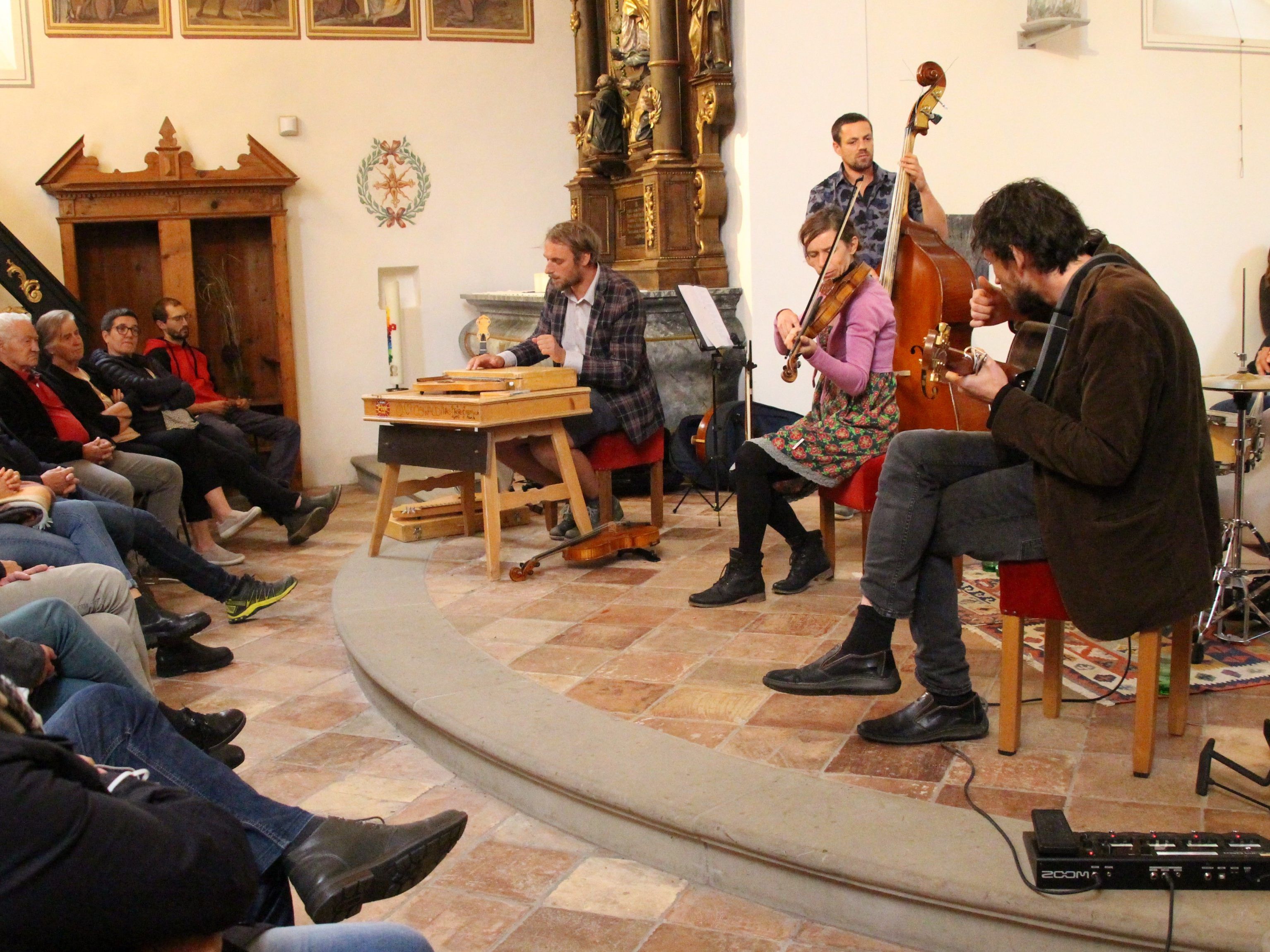 "Opas Diandl" sorgte für Furore in der St Corneli Kirche. "Opas Diandl" sorgte für Furore in der St Corneli Kirche.