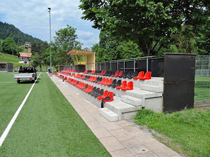 Die neue Tribüne bietet zusätzliche Sicherheit und Komfort für die Fußballfans.