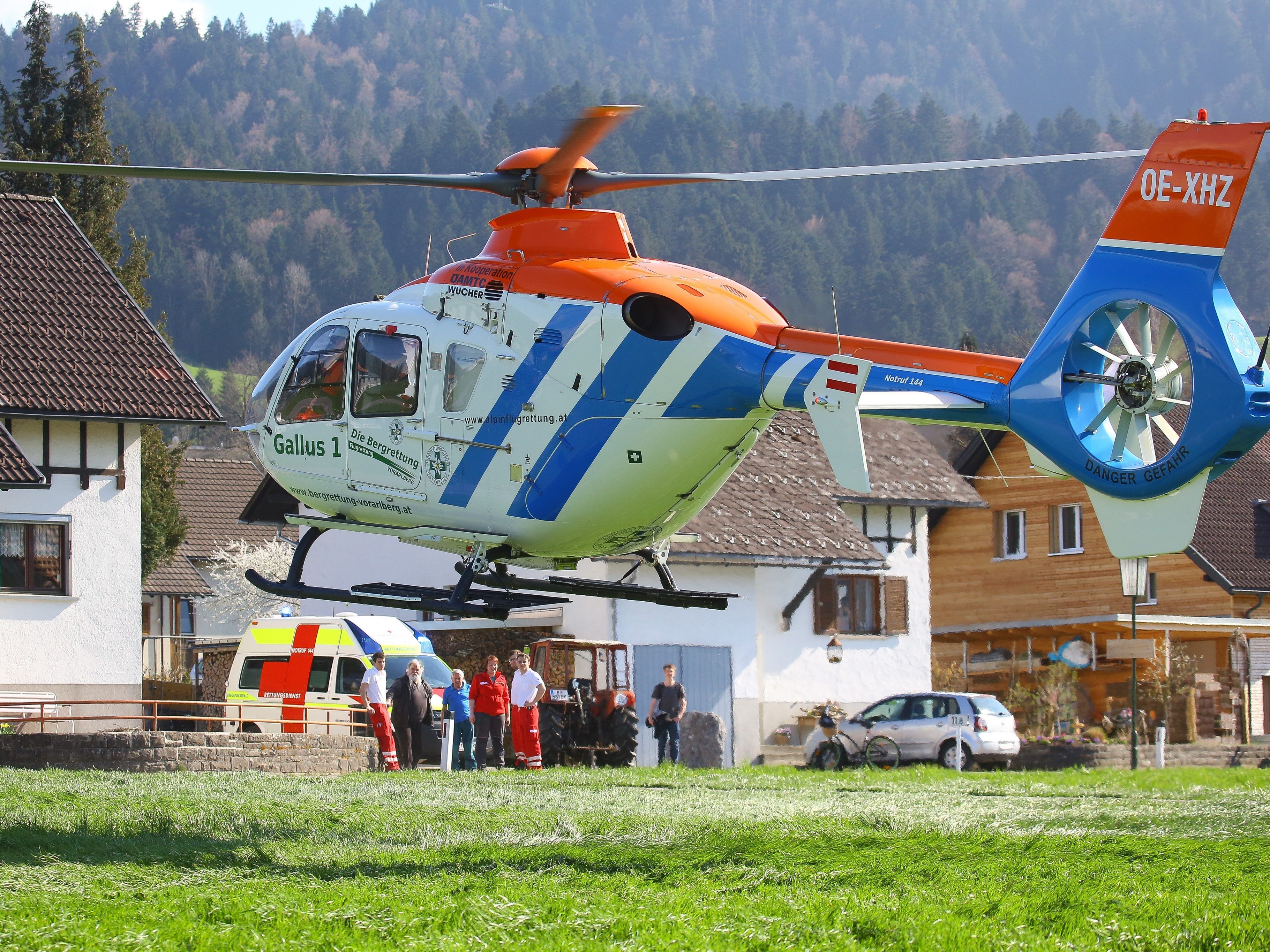 Ein 11 Wochen altes Kind musste mit dem Hubschrauber ins Krankenhaus gebracht werden.
