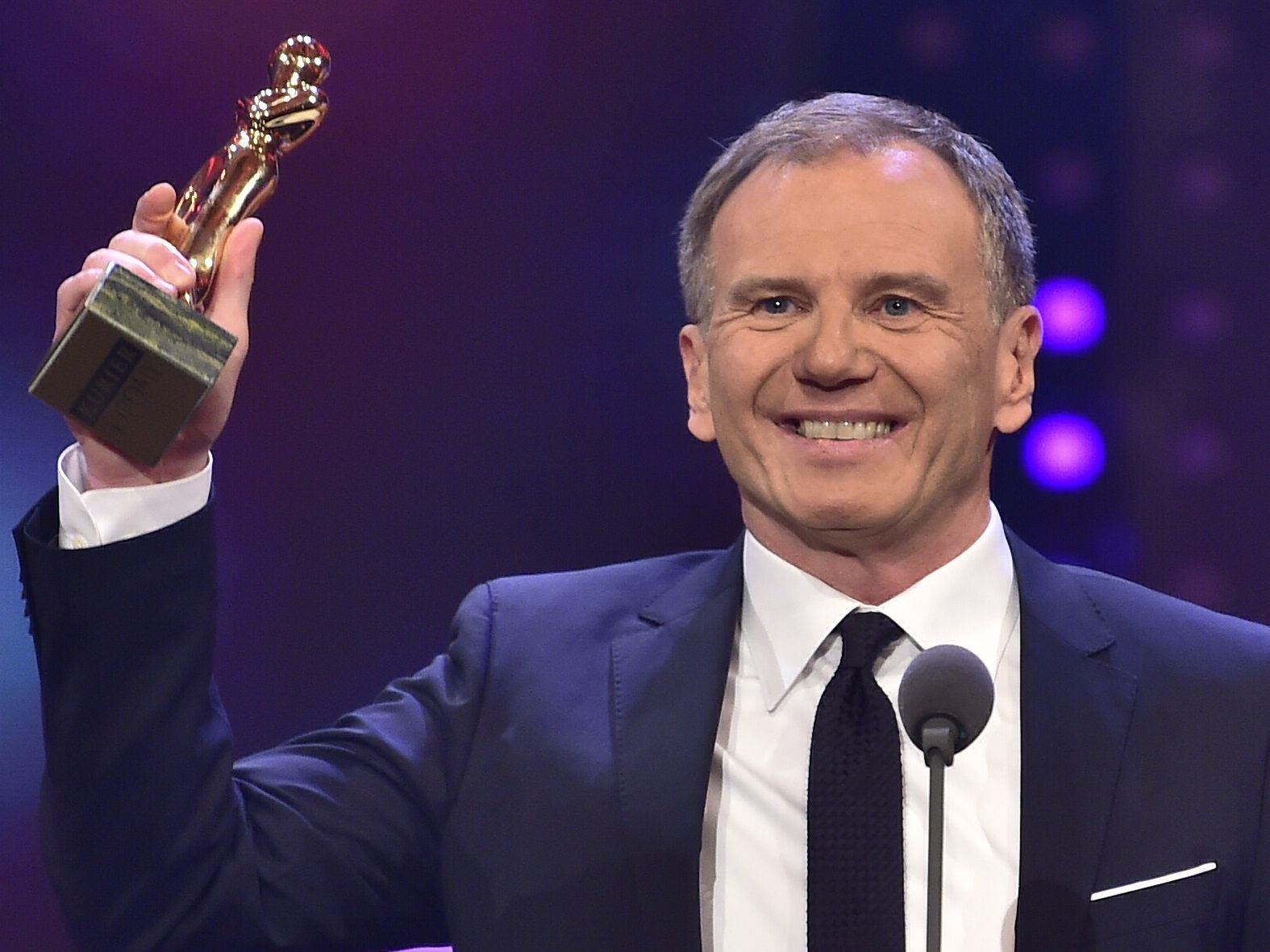 Armin Wolf beim Gewinn des Fernsehpreises "Romy" in der Kategorie Information im Jahr 2019. Armin Wolf beim Gewinn des Fernsehpreises "Romy" in der Kategorie Information im Jahr 2019.