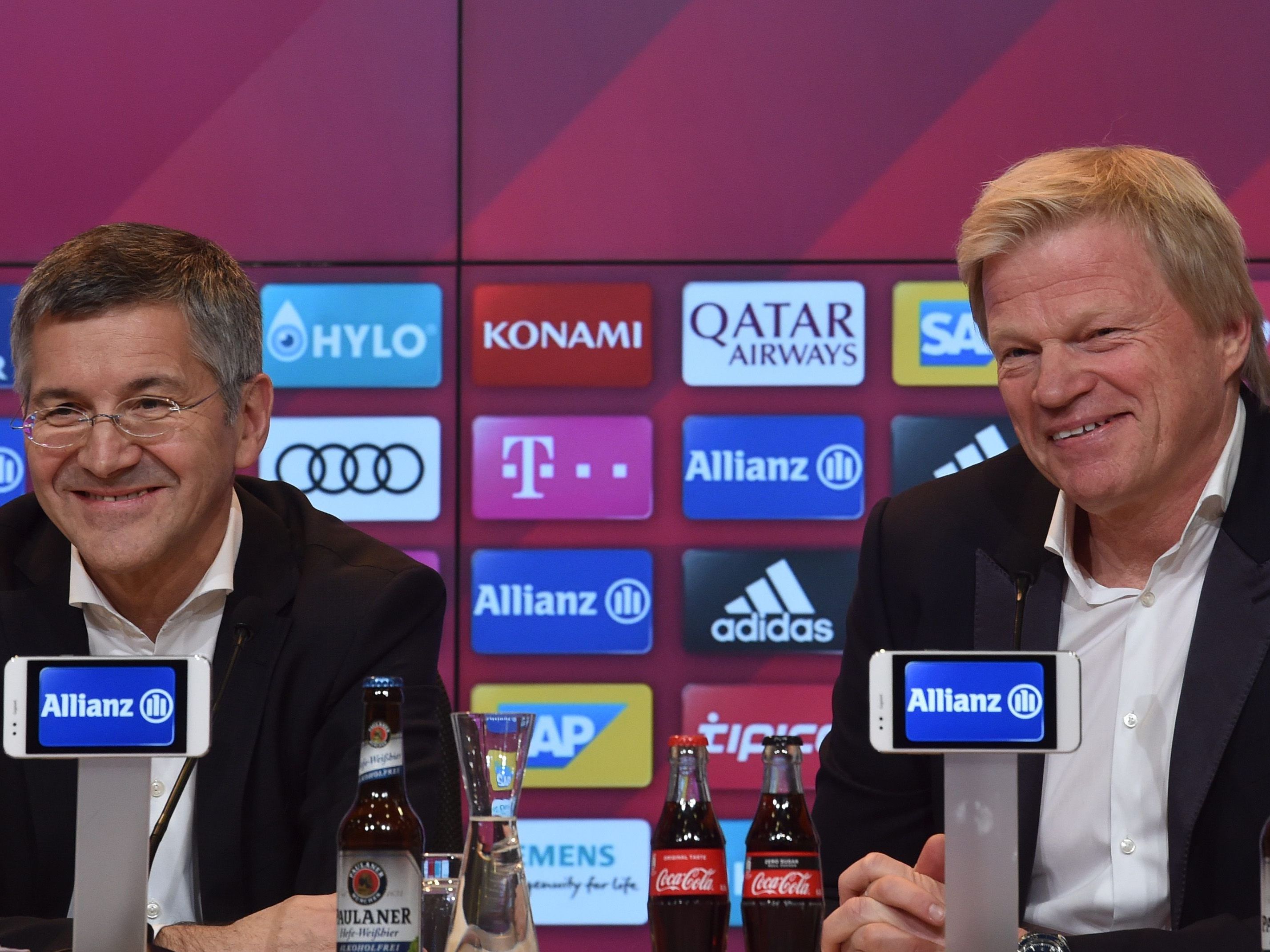 Bayern-Bosse haben gut lachen: Herbert Hainer und Oliver Kahn. Bayern-Bosse haben gut lachen: Herbert Hainer und Oliver Kahn.
