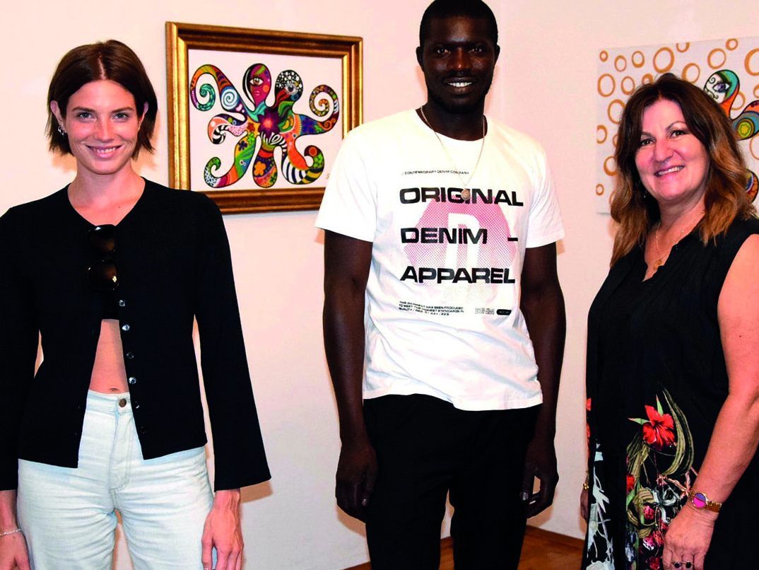 Fotomodell Juliana Ohneberg, Ehemann der Künstlerin Papa Sene, Künstlerin Evelyn Pröll
