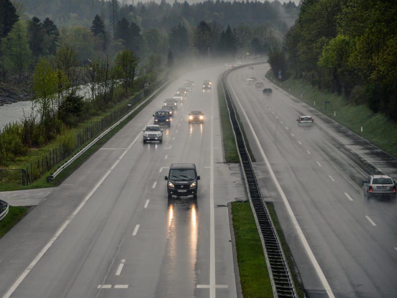 Auf regennasser Fahrbahn ins Schleudern geraten