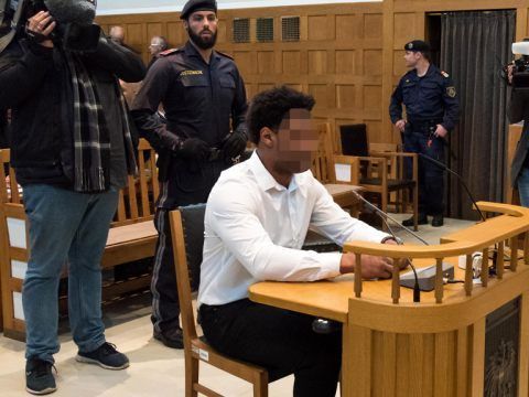 Der Angeklagte wurde zu lebenslanger Haft verurteilt. Der Angeklagte wurde zu lebenslanger Haft verurteilt.