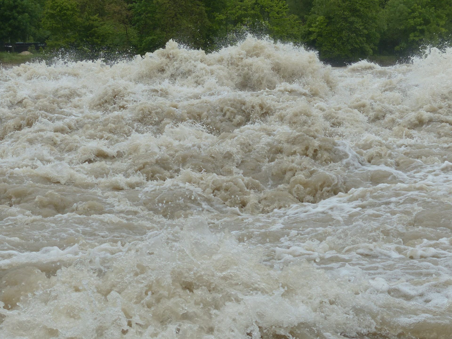 Viel Wasser auf der Straße: Drei Personen stundenlang in einem PKW gefangen.