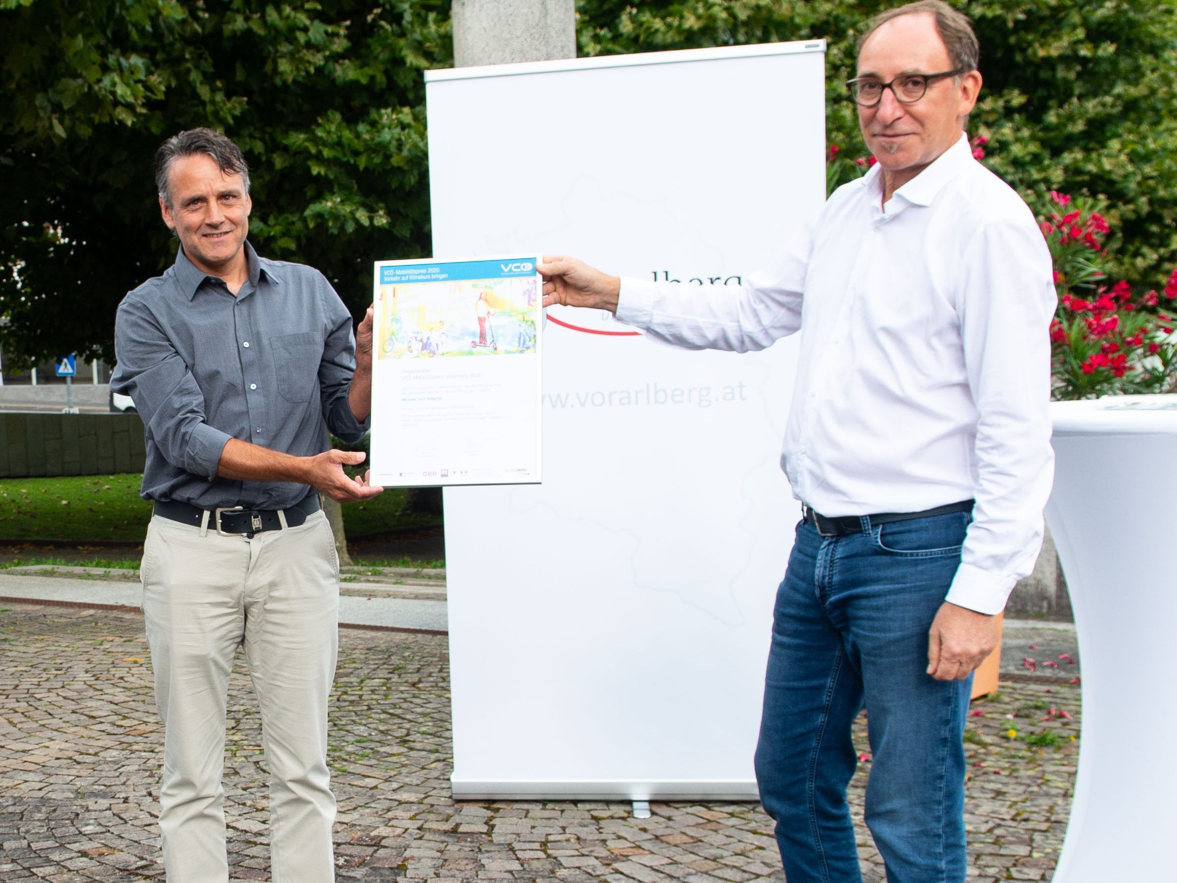 Gemeinde Silbertal mit dem VCÖ-Mobilitätspreis 2020 ausgezeichnet (im Bild v.l.: VCÖ-Experte Michael Schwendinger, Bürgermeister Thomas Zudrell und Mobilitätslandesrat Johannes Rauch) Gemeinde Silbertal mit dem VCÖ-Mobilitätspreis 2020 ausgezeichnet (im Bild v.l.: VCÖ-Experte Michael Schwendinger, Bürgermeister Thomas Zudrell und Mobilitätslandesrat Johannes Rauch)